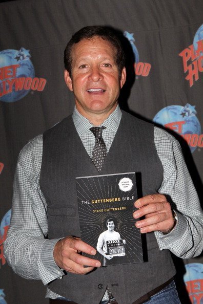 Steve Guttenberg posiert, während er sein neues Buch "The Gutenberg Bible" am 9. Mai 2012 bewirbt | Quelle: Getty Images