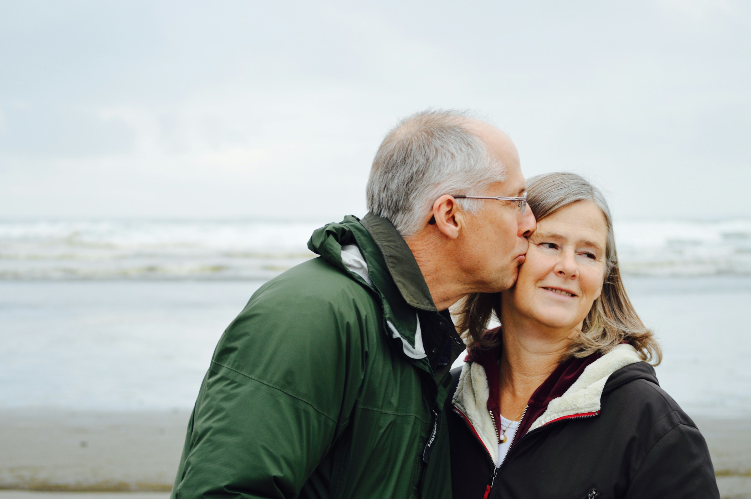 Ein älteres Paar am Strand | Quelle: Pexels