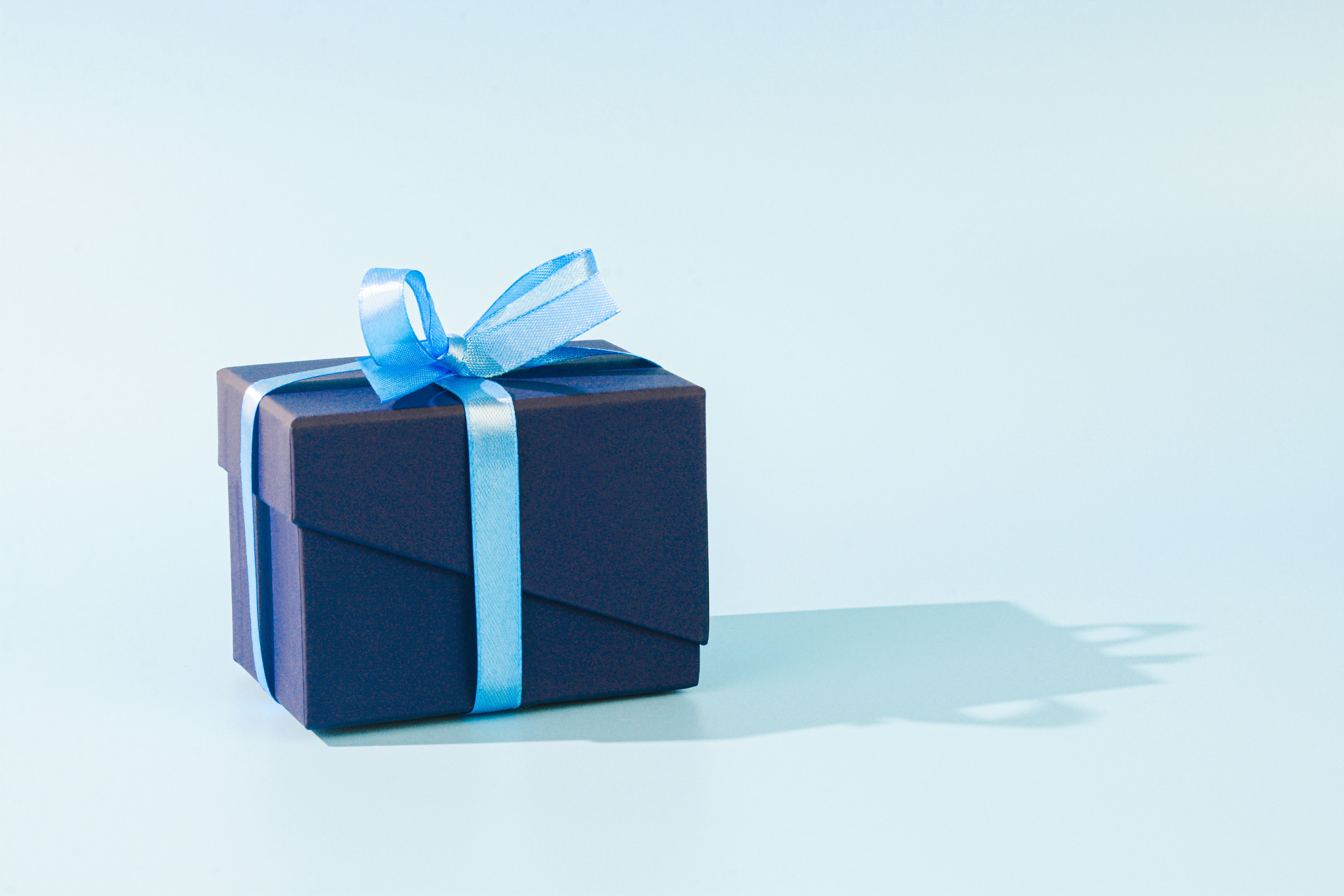 Eine blaue Geschenkbox | Quelle: Getty Images
