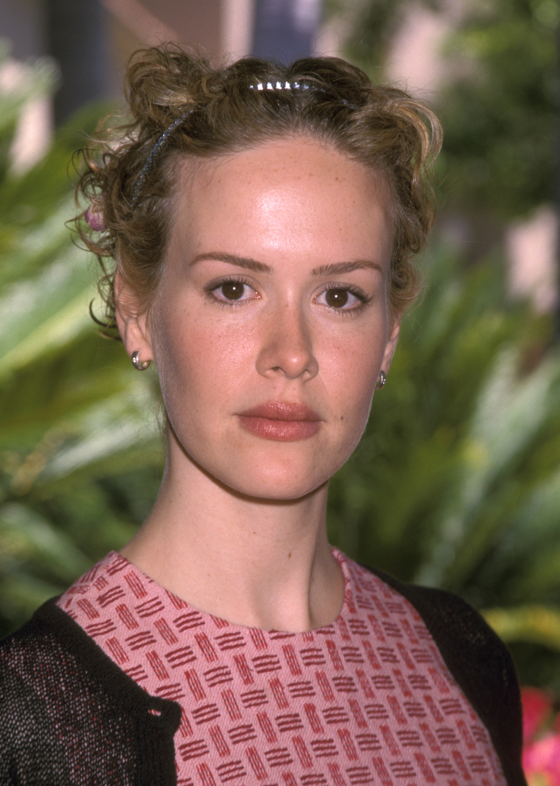 Die Schauspielerin während einer Pressetour im Ritz-Carlton Hotel in Pasadena, Kalifornien, am 20. Juli 1999. | Quelle: Getty Images