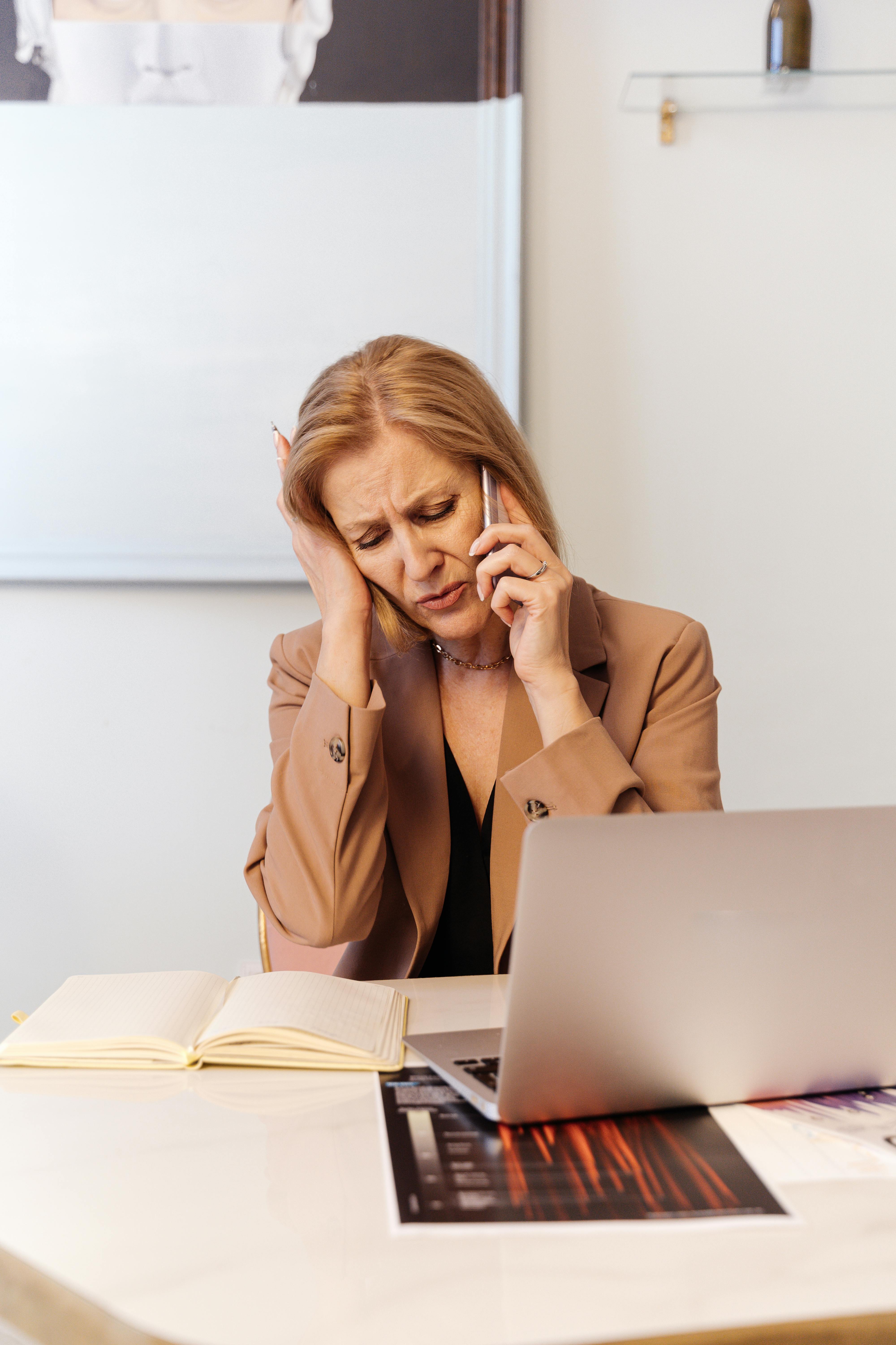 Eine frustrierte Frau bei einem Anruf | Quelle: Pexels