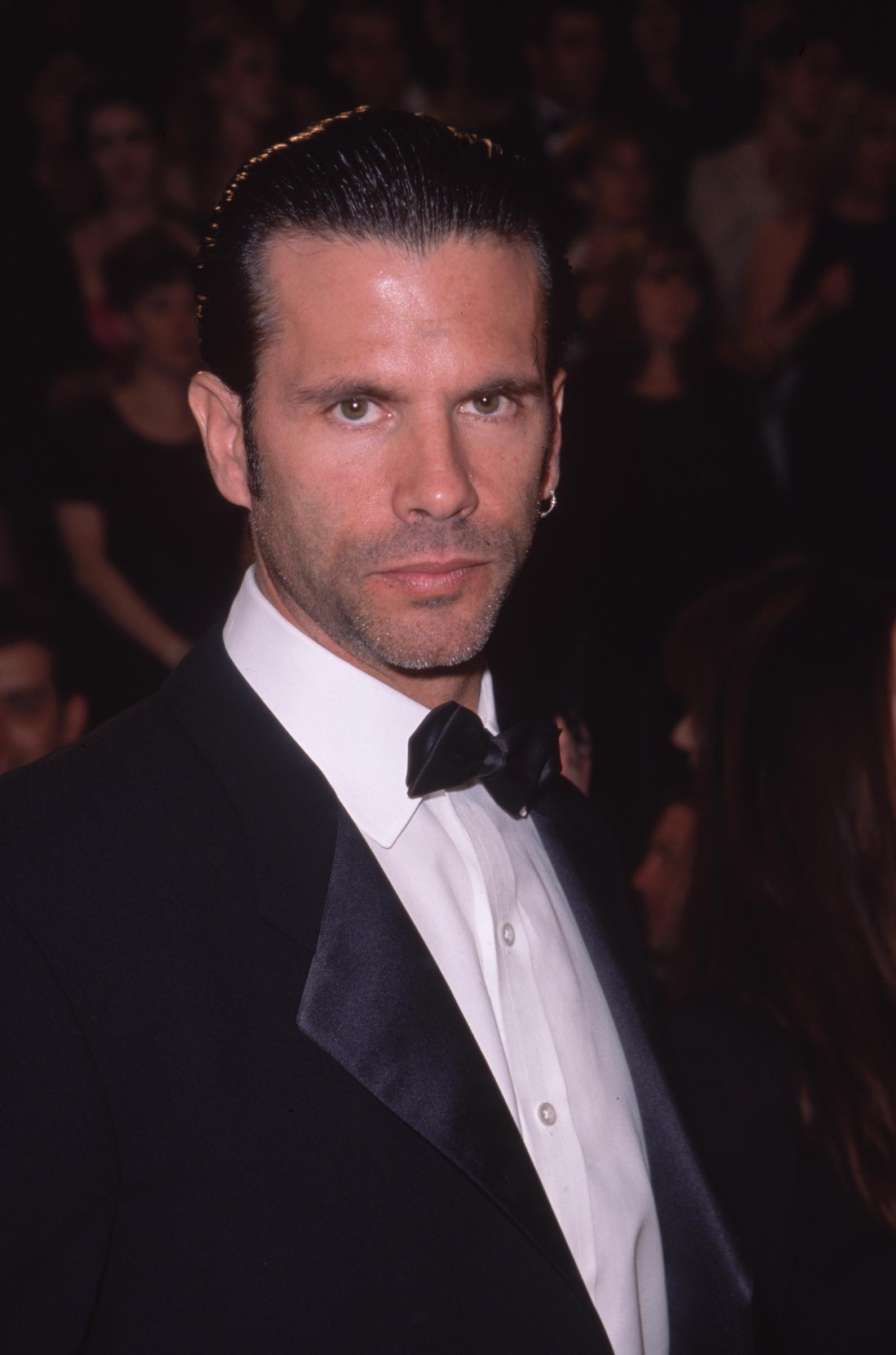 Lorenzo Lamas nimmt am 6. Februar 2000 an den American Comedy Awards im Shrine Exposition Center in Los Angeles, Kalifornien, teil. Der Schauspieler wendet sich mit intensivem Blick und leichtem Bartschatten der Kamera zu und trägt nach hinten gegeltes dunkles Haar, einen kleinen Creolen-Ohrring und einen klassischen schwarzen Smoking mit Satinrevers und einer knackig gebügelten schwarzen Fliege. | Quelle: Getty Images