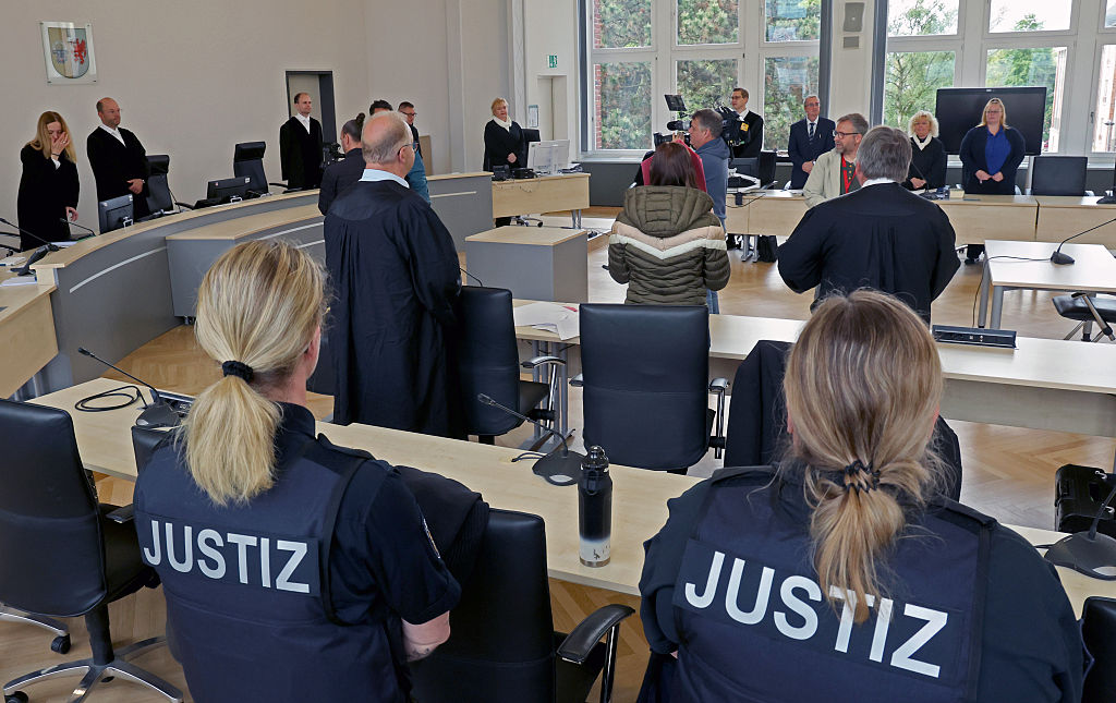 21. Mai 2026, Mecklenburg-Vorpommern, Rostock: Gerichtsvollzieher sichern den Gerichtssaal des Landgerichts zu Beginn der Fortsetzung des Mordprozesses. | Quelle: Getty Images