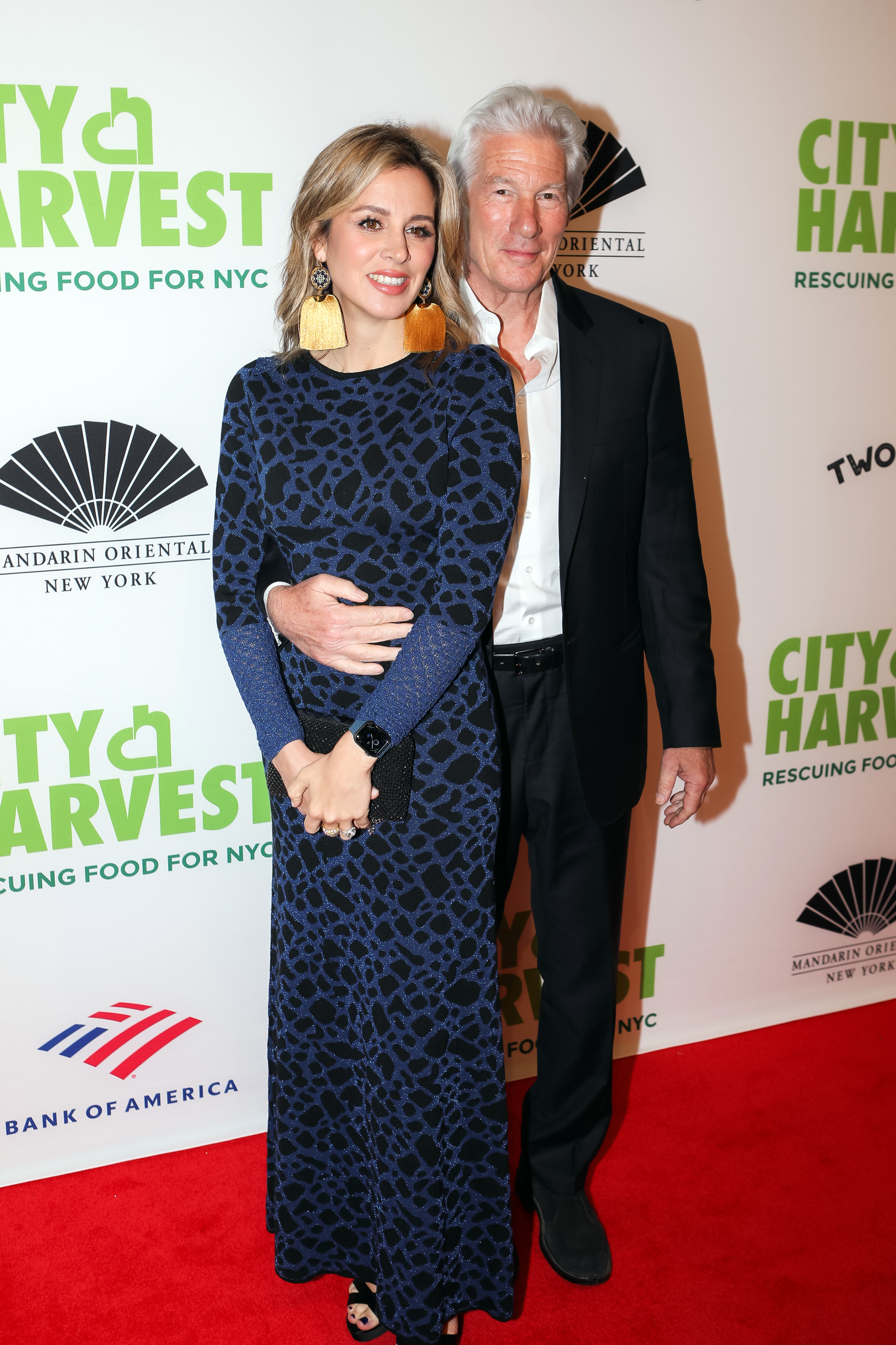 Alejandra Silva und Richard Gere bei der 2022 City Harvest "Red Supper Club" Fundraising Gala im Cipriani 42nd Street in New York City, am 26. April 2022 | Quelle: Getty Images