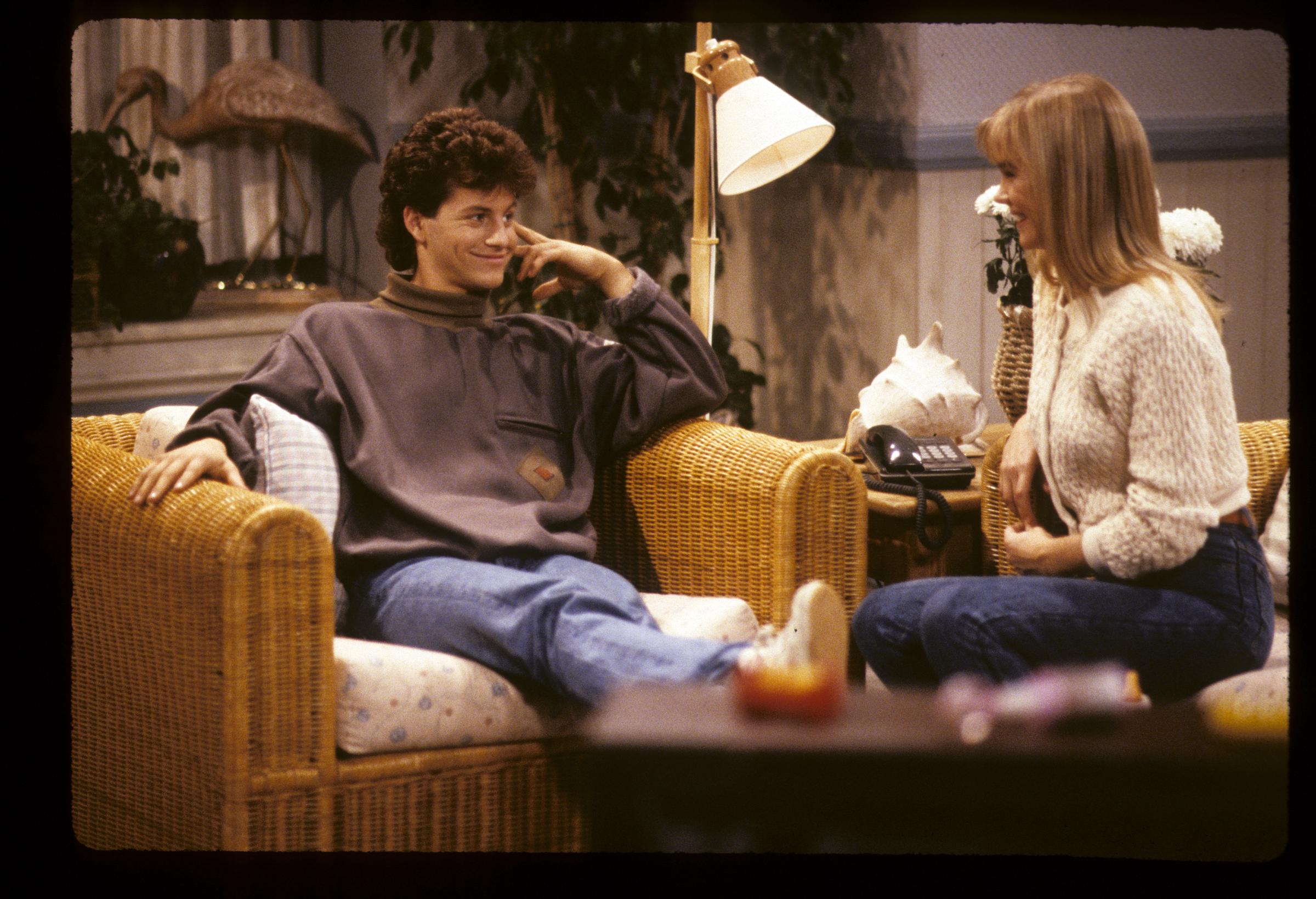 Julie McCullough und Kirk Cameron bei "Growing Pains" im Jahr 1989 | Quelle: Getty Images