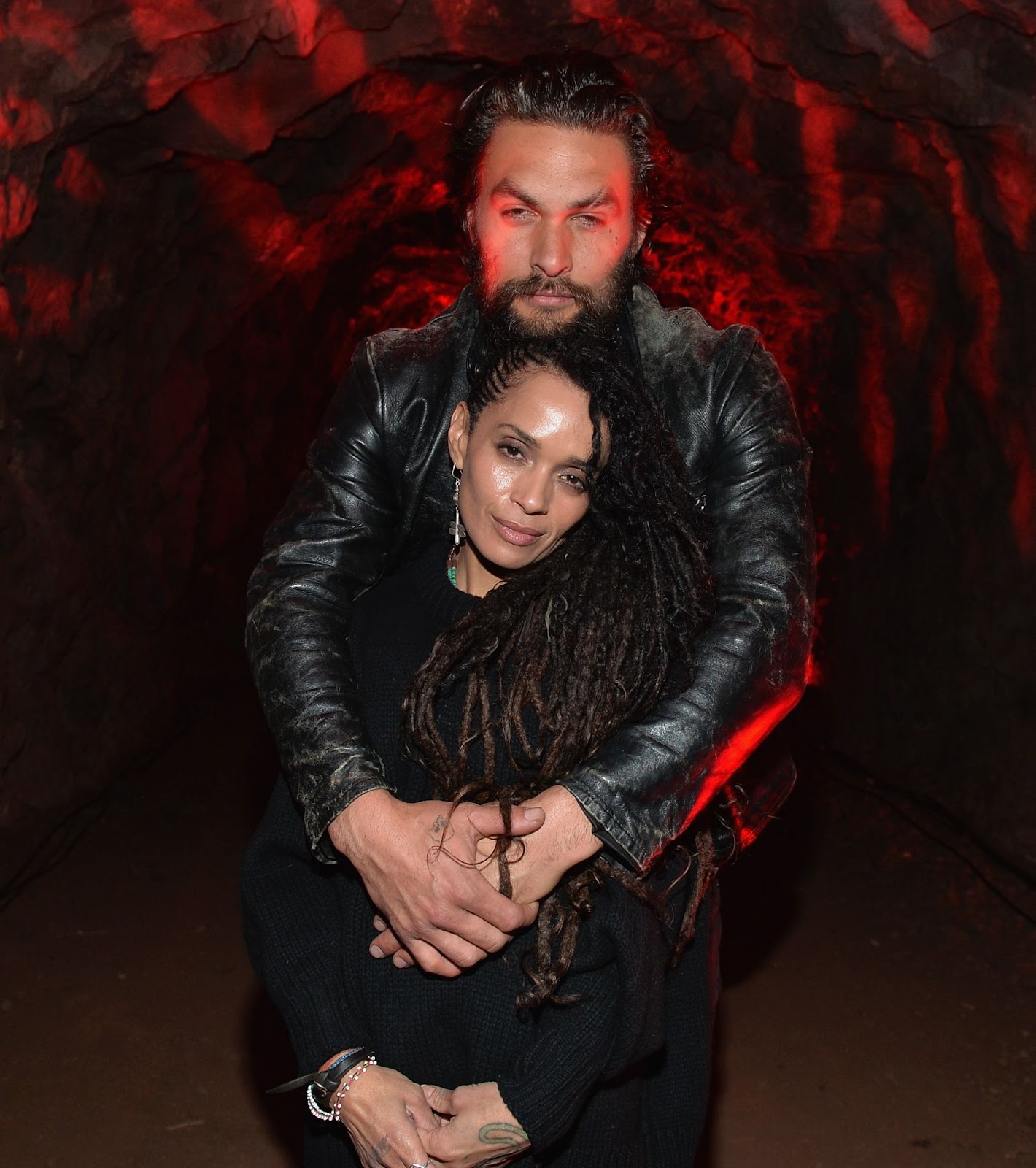 Lisa Bonet und Jason Momoa besuchten am 24. Februar 2014 eine Vorführung von "The Red Road" in Los Angeles. Das Paar ist für seine tiefe Verbundenheit bekannt und hat die Höhen und Tiefen seiner Beziehung gemeinsam durchgestanden und auch seine gemeinsame Familie großgezogen. | Quelle: Getty Images