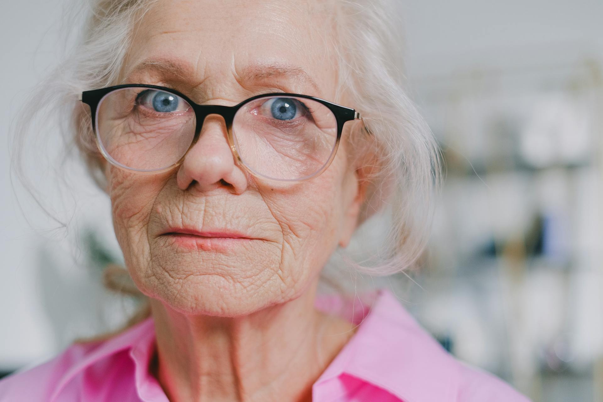 Eine alte Frau mit blauen Augen und Brille | Quelle: Pexels