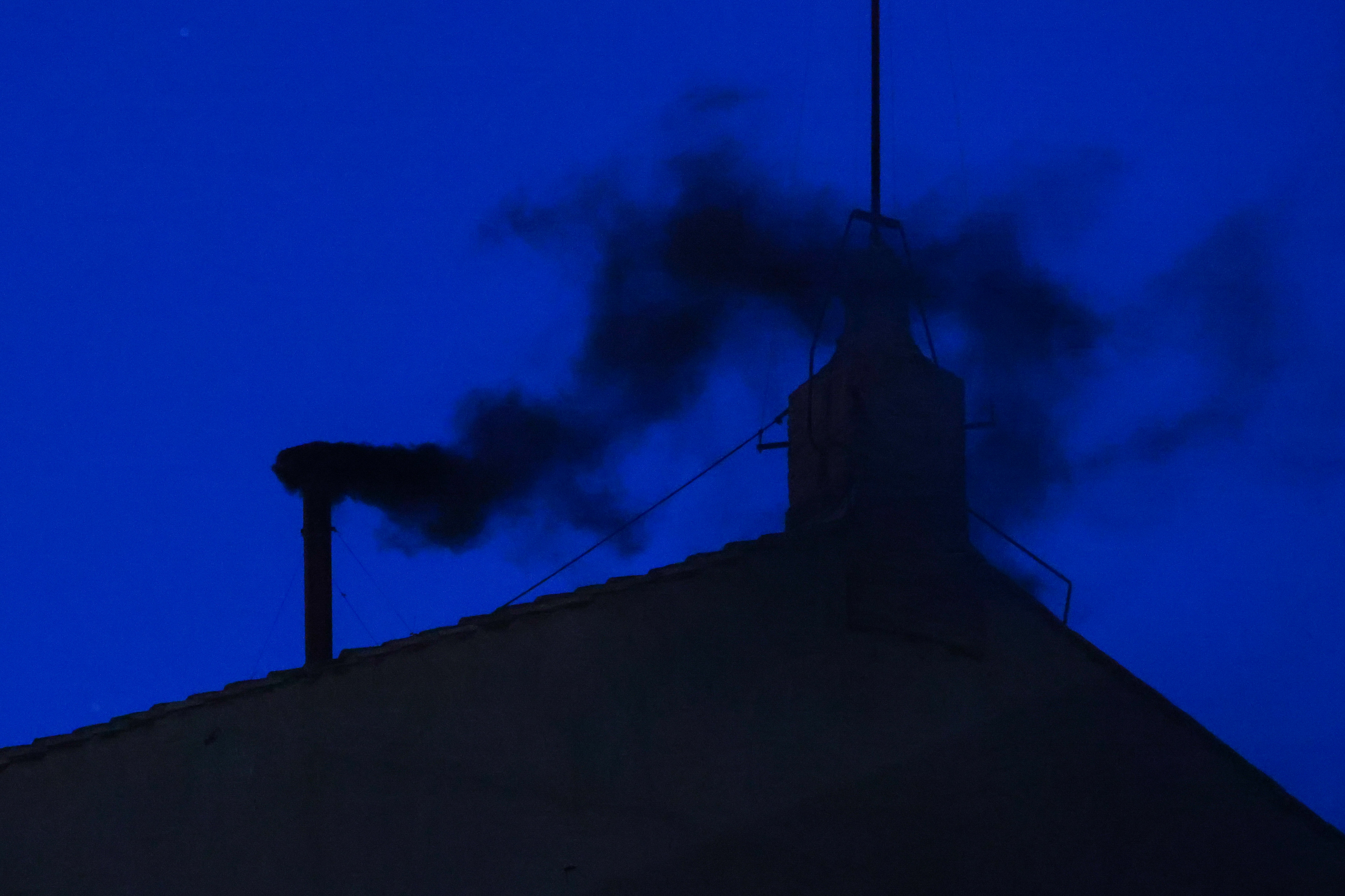Schwarzer Rauch steigt aus dem Schornstein der Sixtinischen Kapelle in der Vatikanstadt auf, am 7. Mai 2025 | Quelle: Getty Images