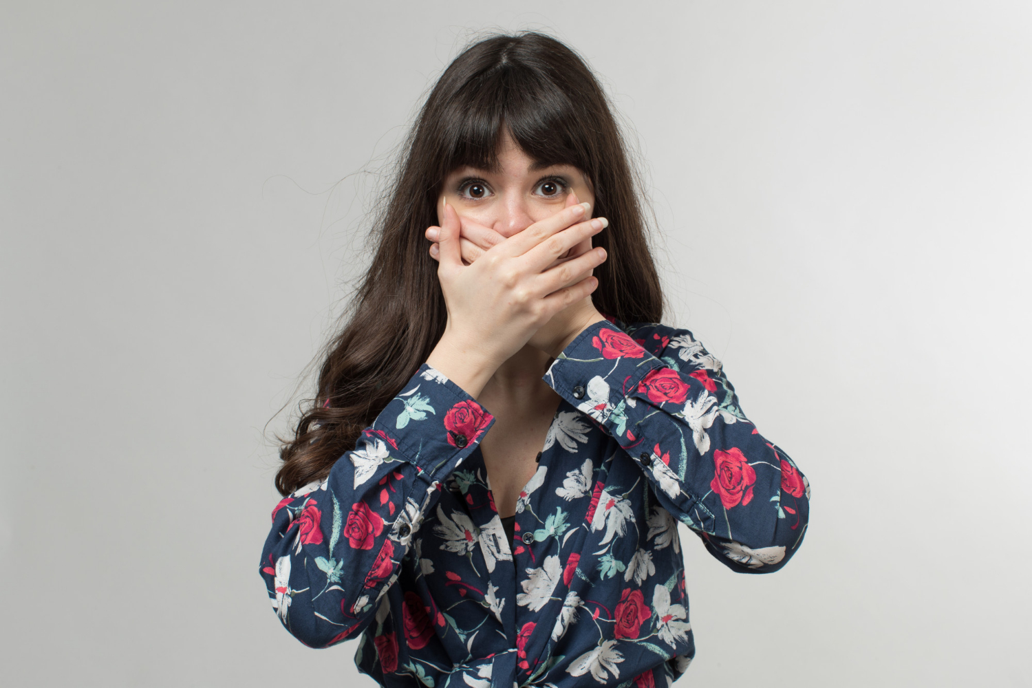 Eine überraschte junge Frau | Quelle: Freepik