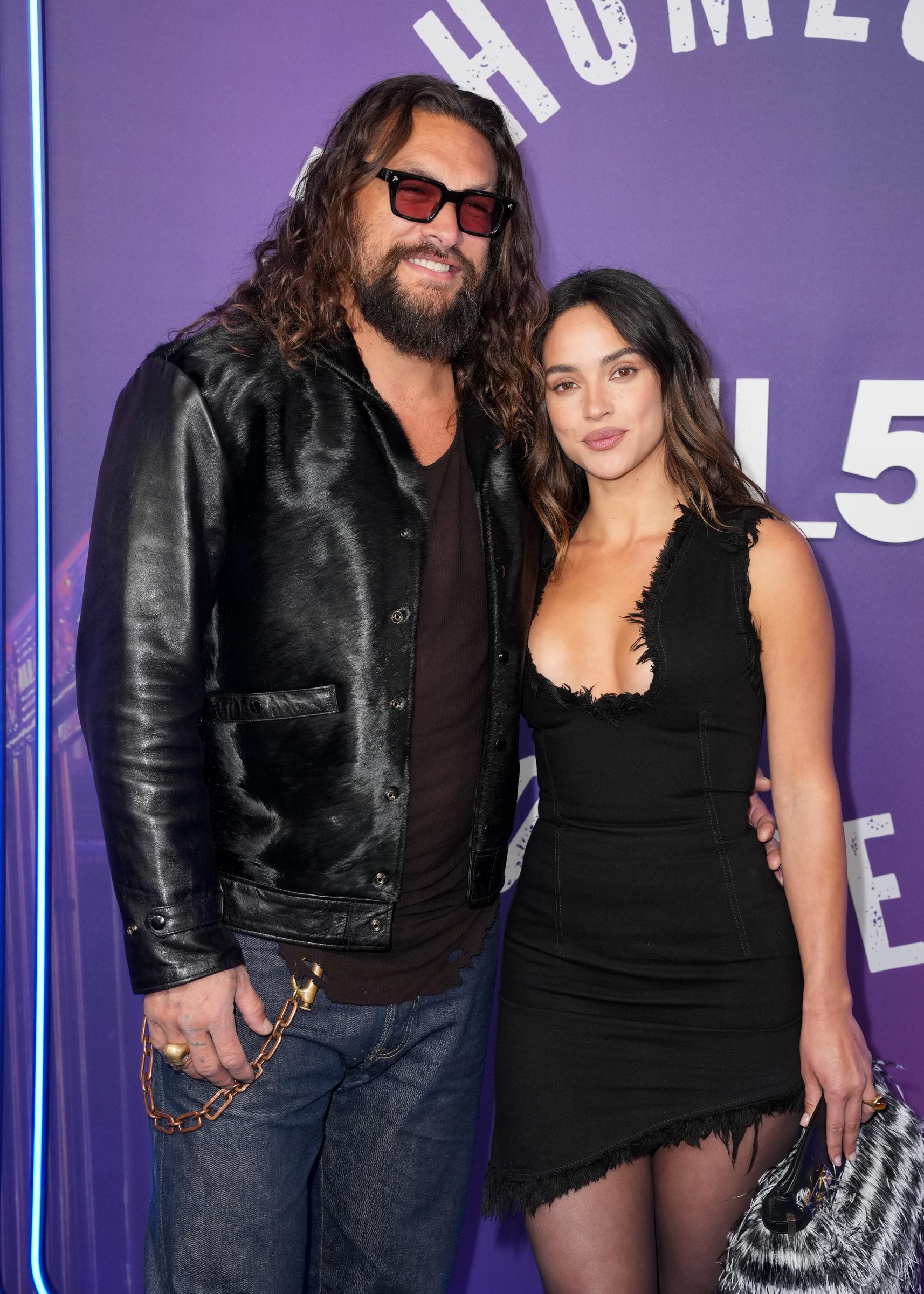 Jason Momoa und Adria Arjona bei „SNL50: The Homecoming Concert“. | Quelle: Getty Images