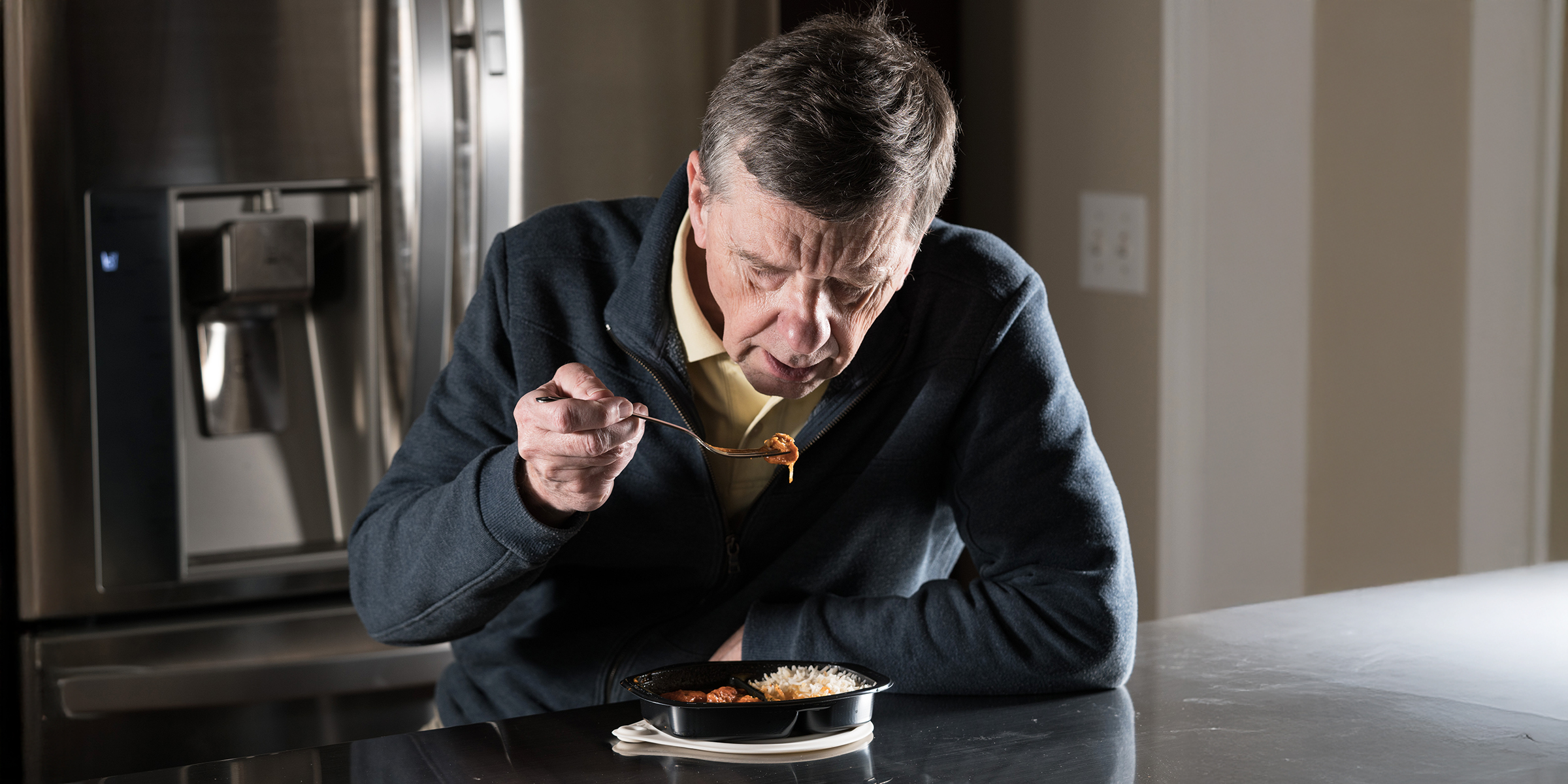 Ein Mann beim Essen zu Hause | Quelle: Shutterstock