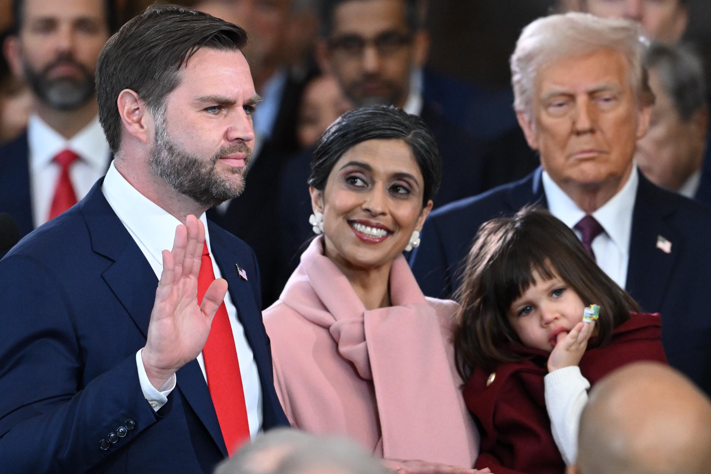 J.D. Vance wird zusammen mit seiner Frau Usha und seiner Familie als Vizepräsident der USA vereidigt, während Präsident Donald Trump zuschaut | Quelle: Getty Images