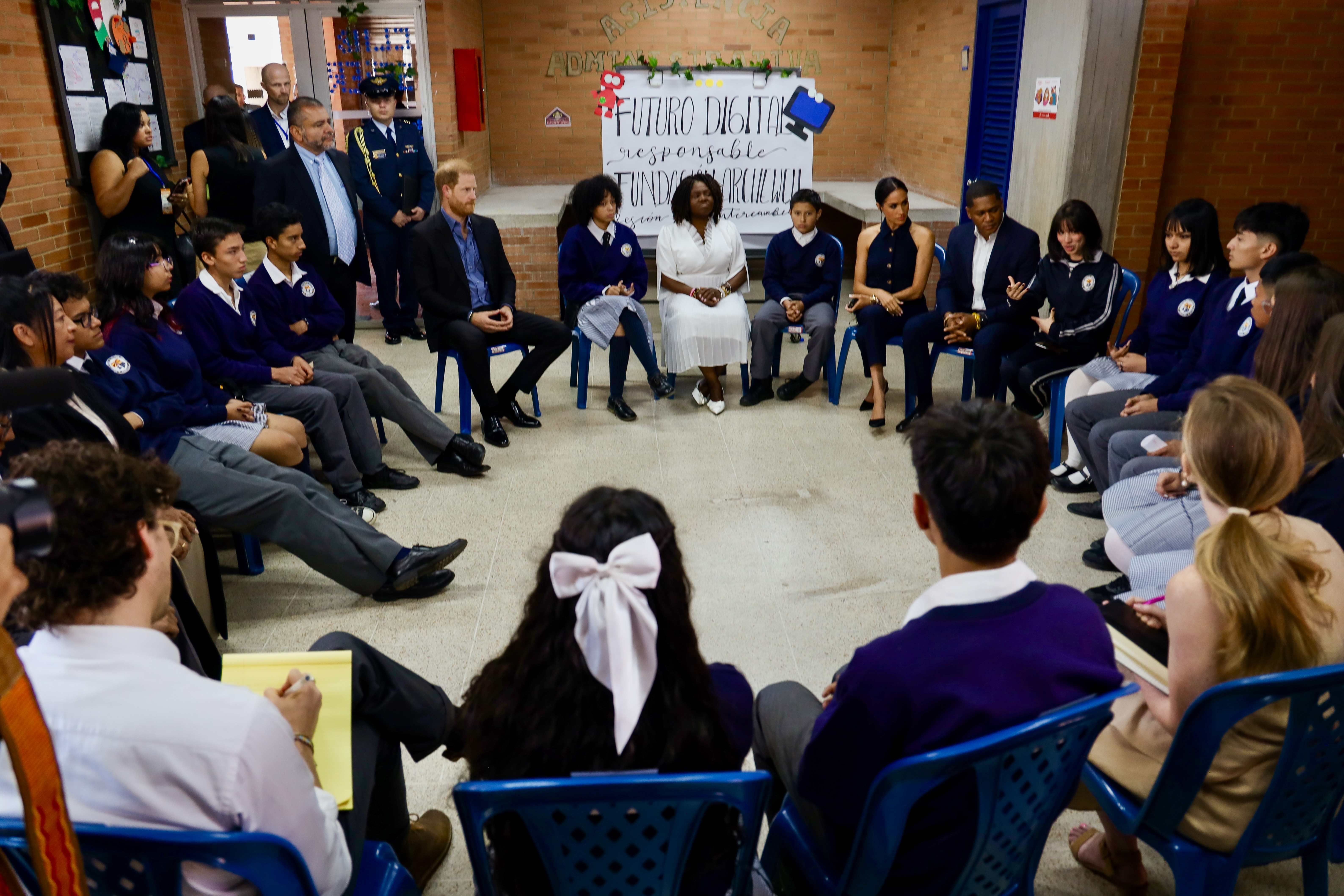 Prinz Harry, Meghan Markle, Vizepräsidentin Francia Márquez und ihr Ehemann Yerney Pinillo bei einem Besuch der örtlichen Charterschule Colegio Cultura Popular in Bogota, Kolumbien, am 15. August 2024 | Quelle: Getty Images