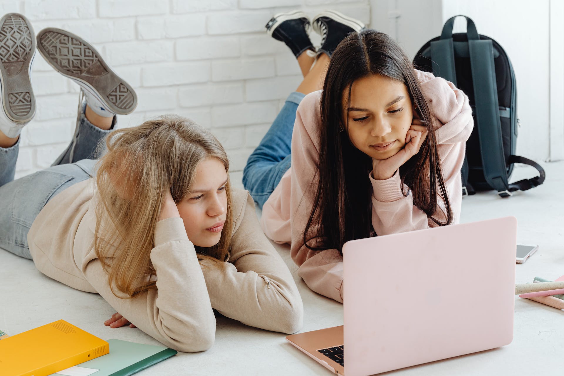 Zwei junge Mädchen benutzen einen Laptop | Quelle: Pexels