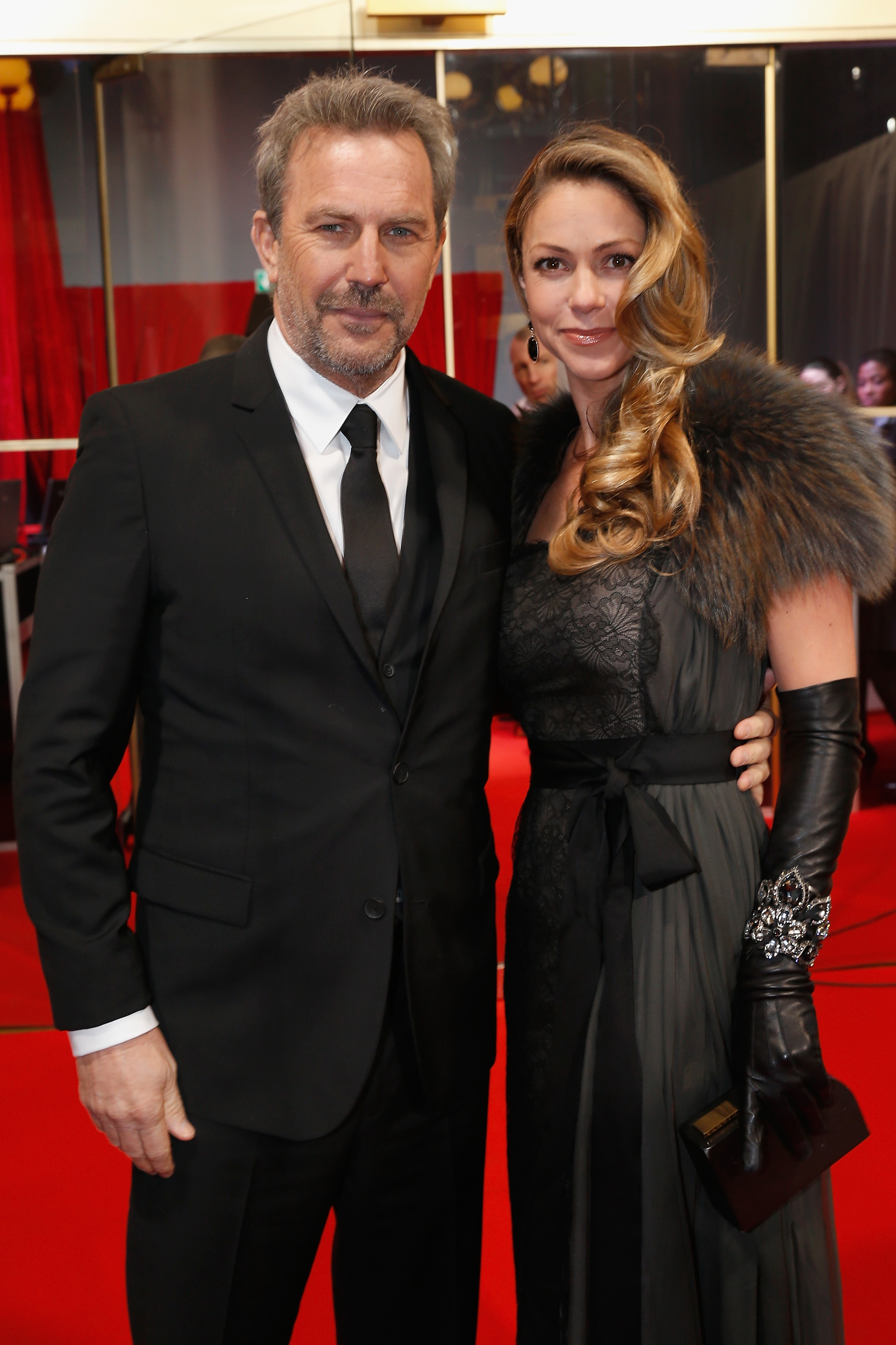 Kevin Costner und seine Frau Christine bei den Cesar Film Awards am 22. Februar 2013 in Paris, Frankreich | Quelle: Getty Images