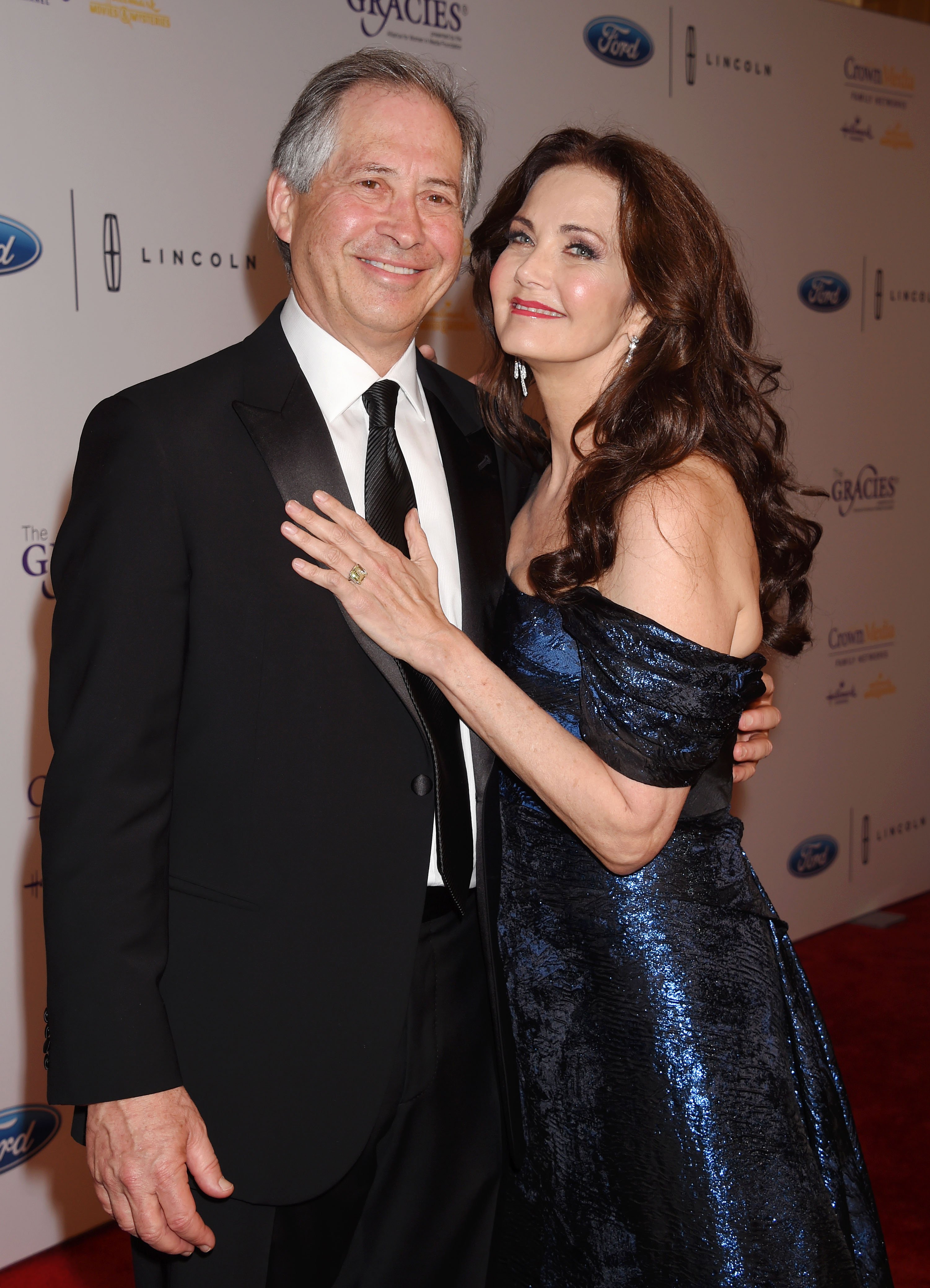 Lynda Carter und ihr Ehepartner/Geschäftsmann Robert A. Altman nehmen am 24. Mai 2016 an den 41. jährlichen Gracie Awards im Regent Beverly Wilshire Hotel in Beverly Hills, Kalifornien, teil | Quelle: Getty Images