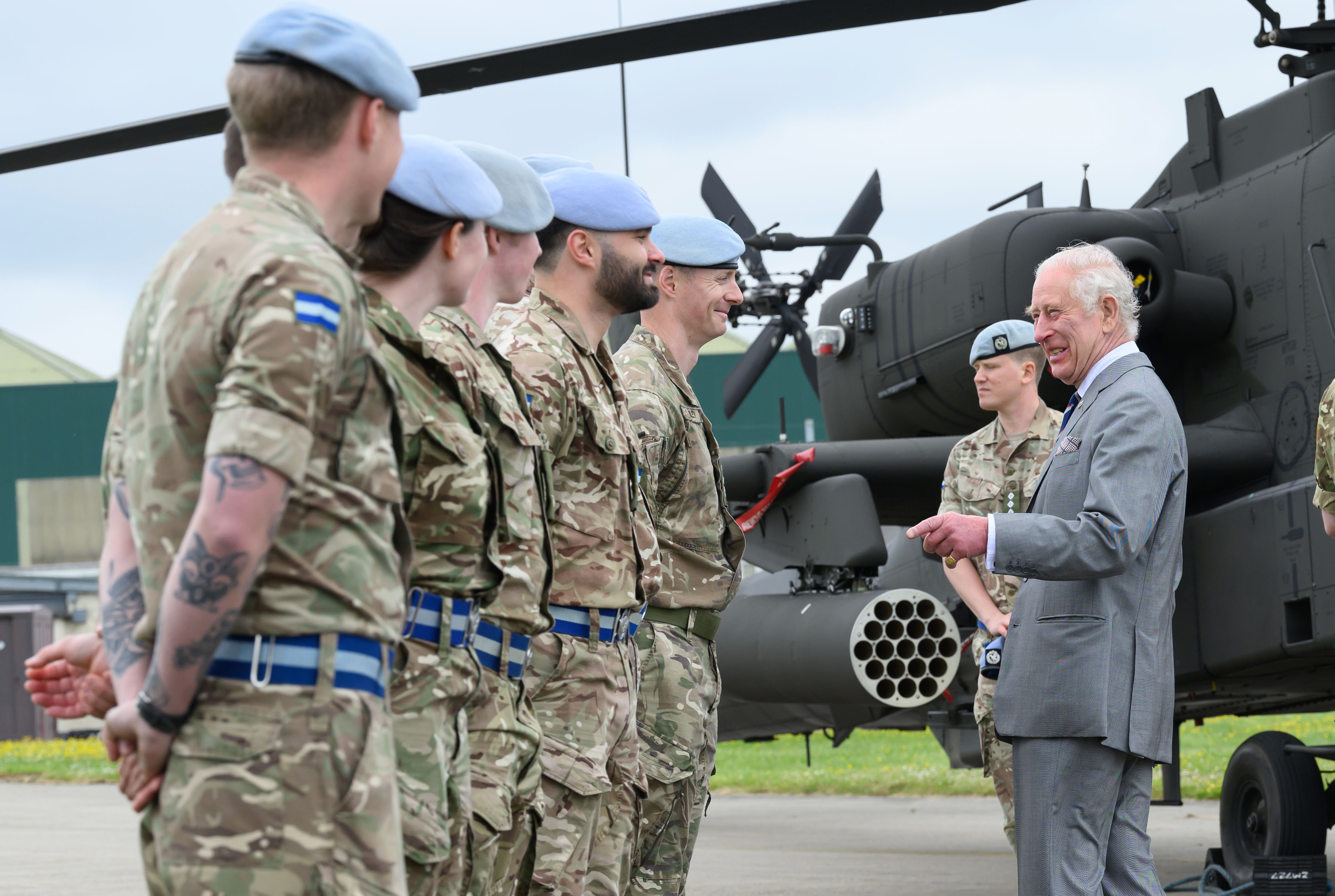 König Charles III. im Army Aviation Centre in Middle Wallop, Stockbridge, Vereinigtes Königreich am 13. Mai 2024. | Quelle: Getty Images