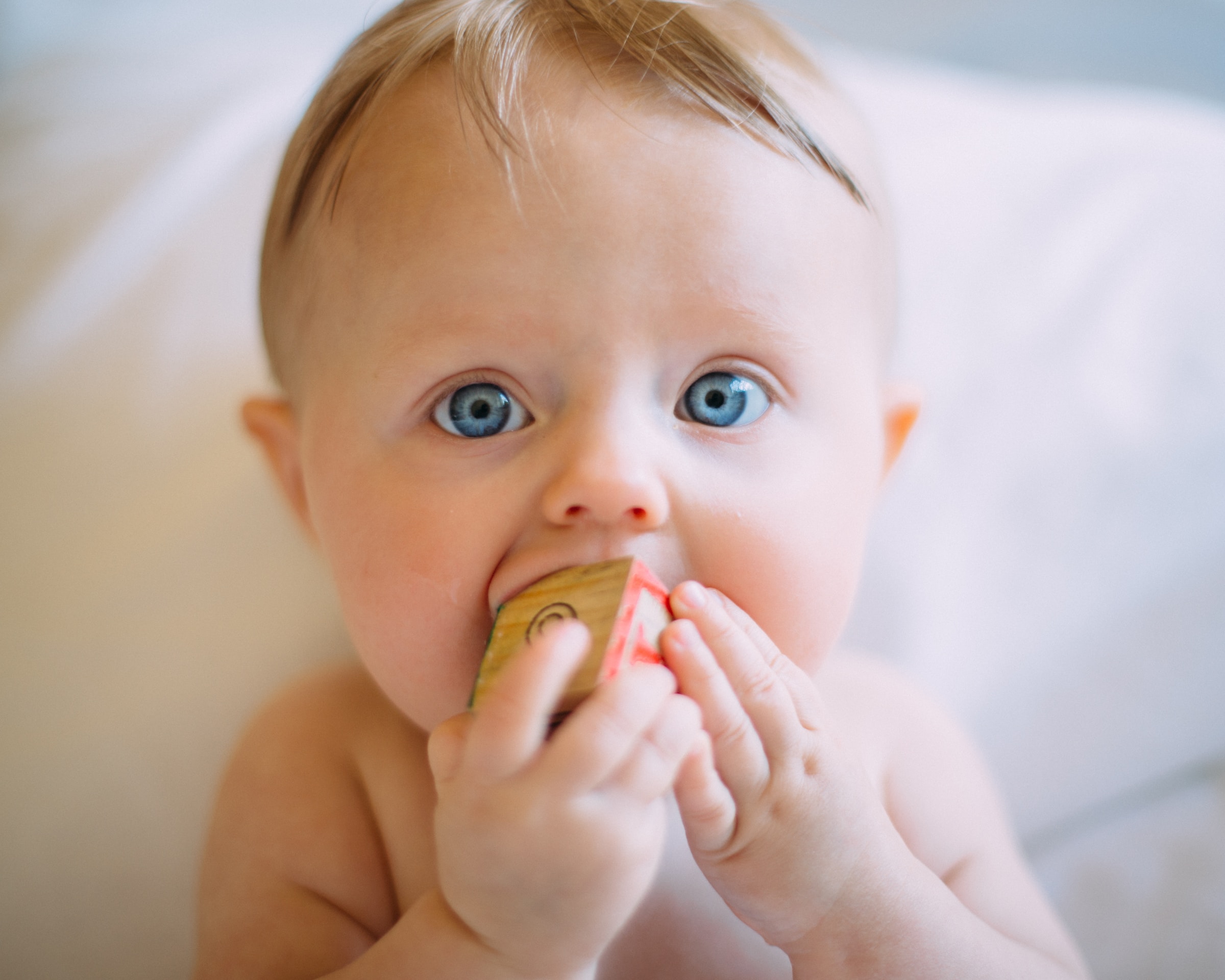 Baby mit blauen Augen. | Quelle: Unsplash