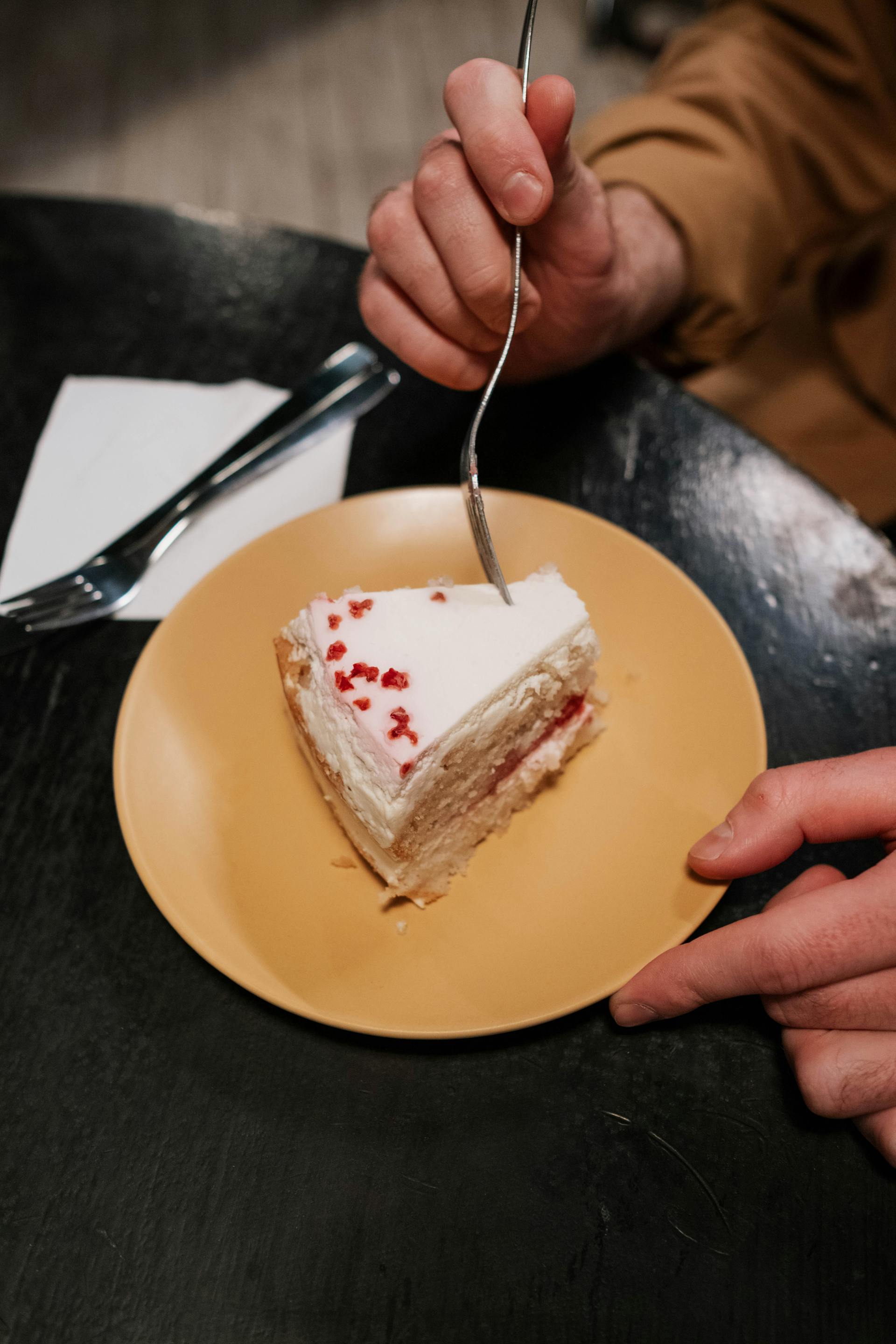 Eine Person isst Kuchen | Quelle: Pexels