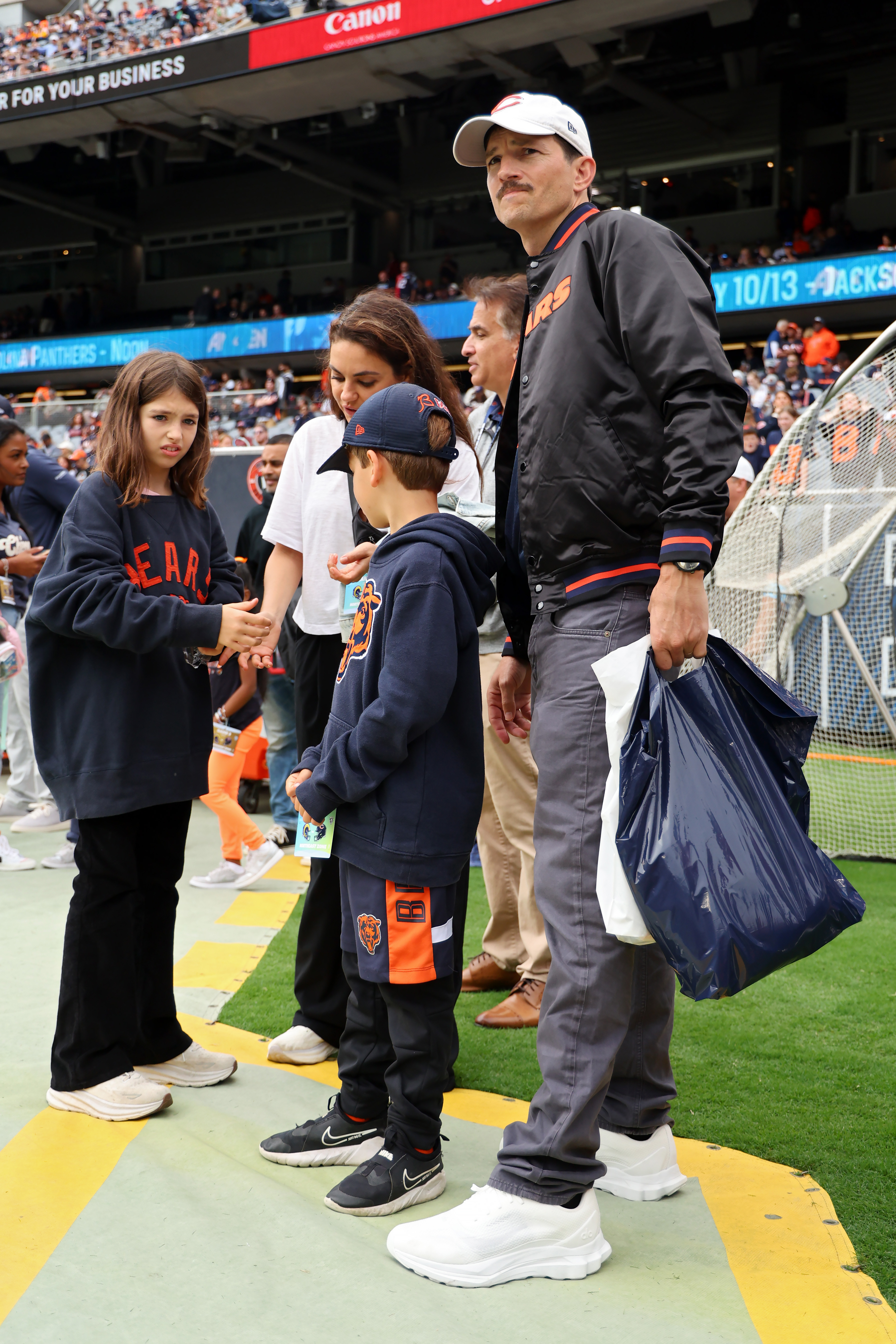 Ashton, Wyatt und Dimitri Kutcher mit Mila Kunis bei einem Spiel zwischen den Chicago Bears und den Los Angeles Rams in Chicago, Illinois am 29. September 2024 | Quelle: Getty Images