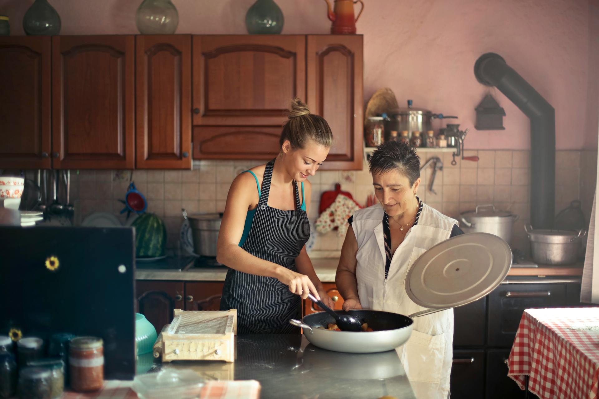 Zwei Frauen beim gemeinsamen Kochen | Quelle: Pexels