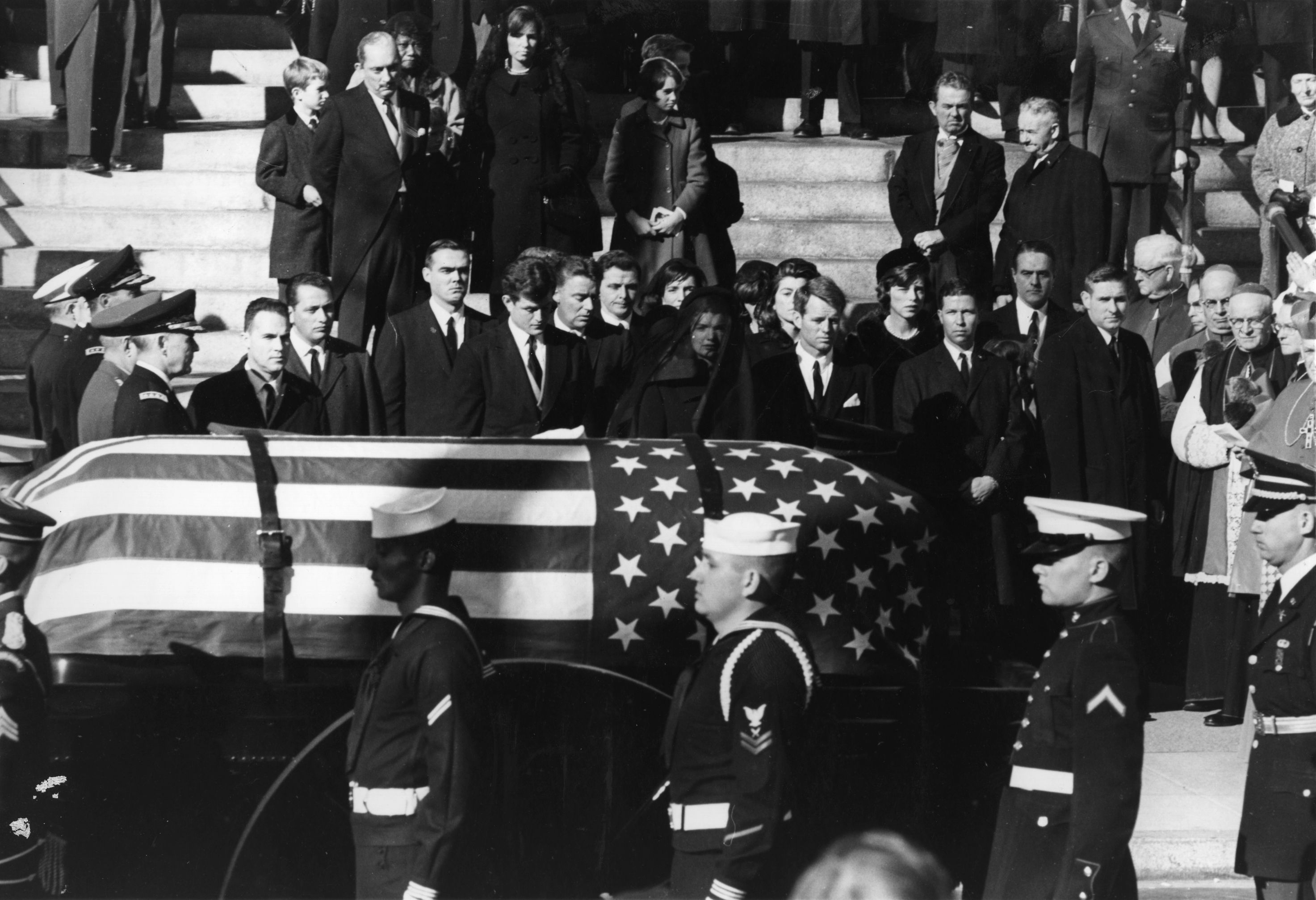 Der Sarg von Präsident John F. Kennedy wird während seines Staatsbegräbnisses am 25. November 1963 im Kreise seiner Angehörigen fotografiert. | Quelle: Getty Images