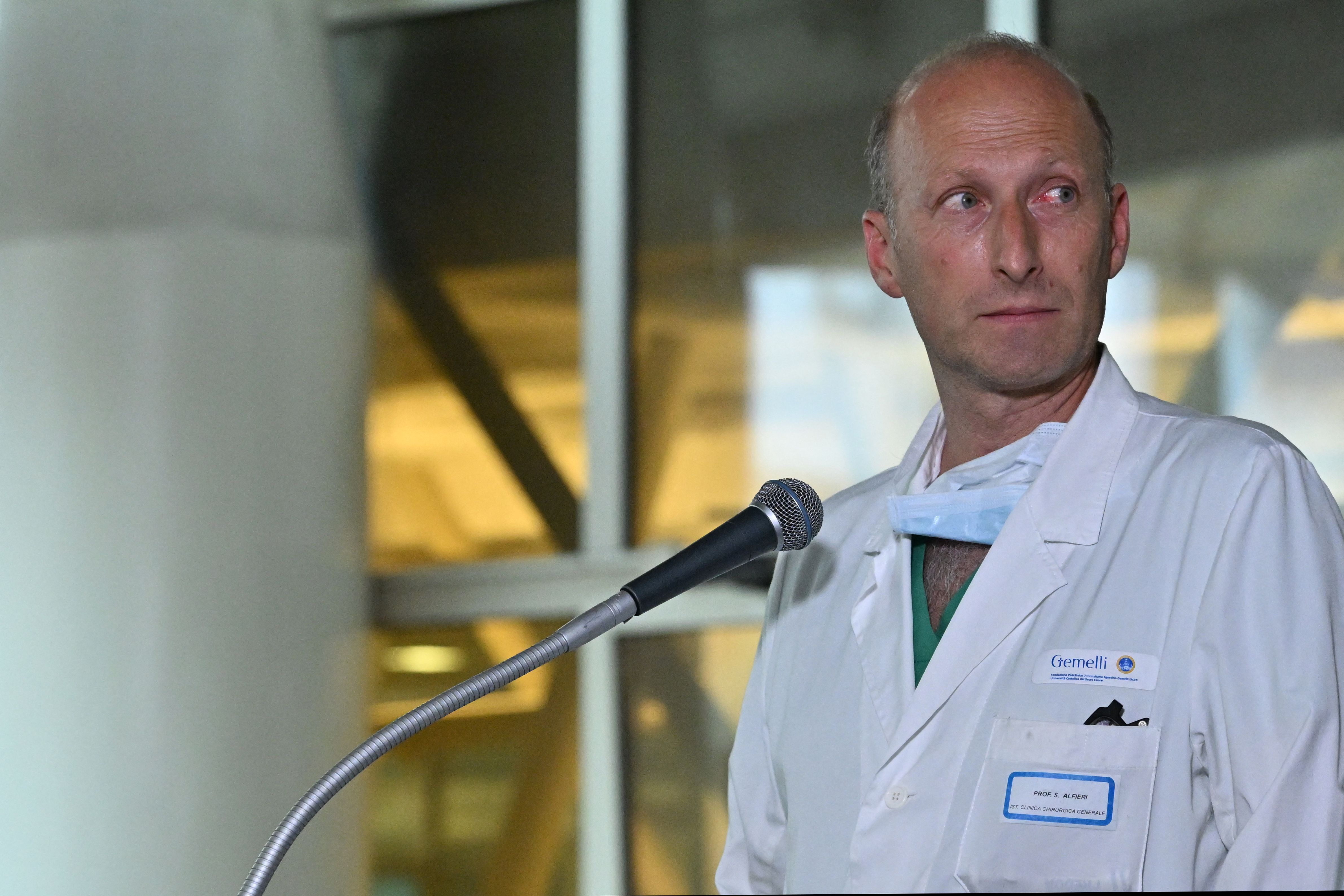 Der Direktor der Abteilung für abdominale und endokrine metabolische medizinische und chirurgische Wissenschaften am Gemelli-Krankenhaus, Professor Sergio Alfieri, spricht am 7. Juni 2023 vor den Medien im Krankenhaus in Rom, Italien. | Quelle: Getty Images