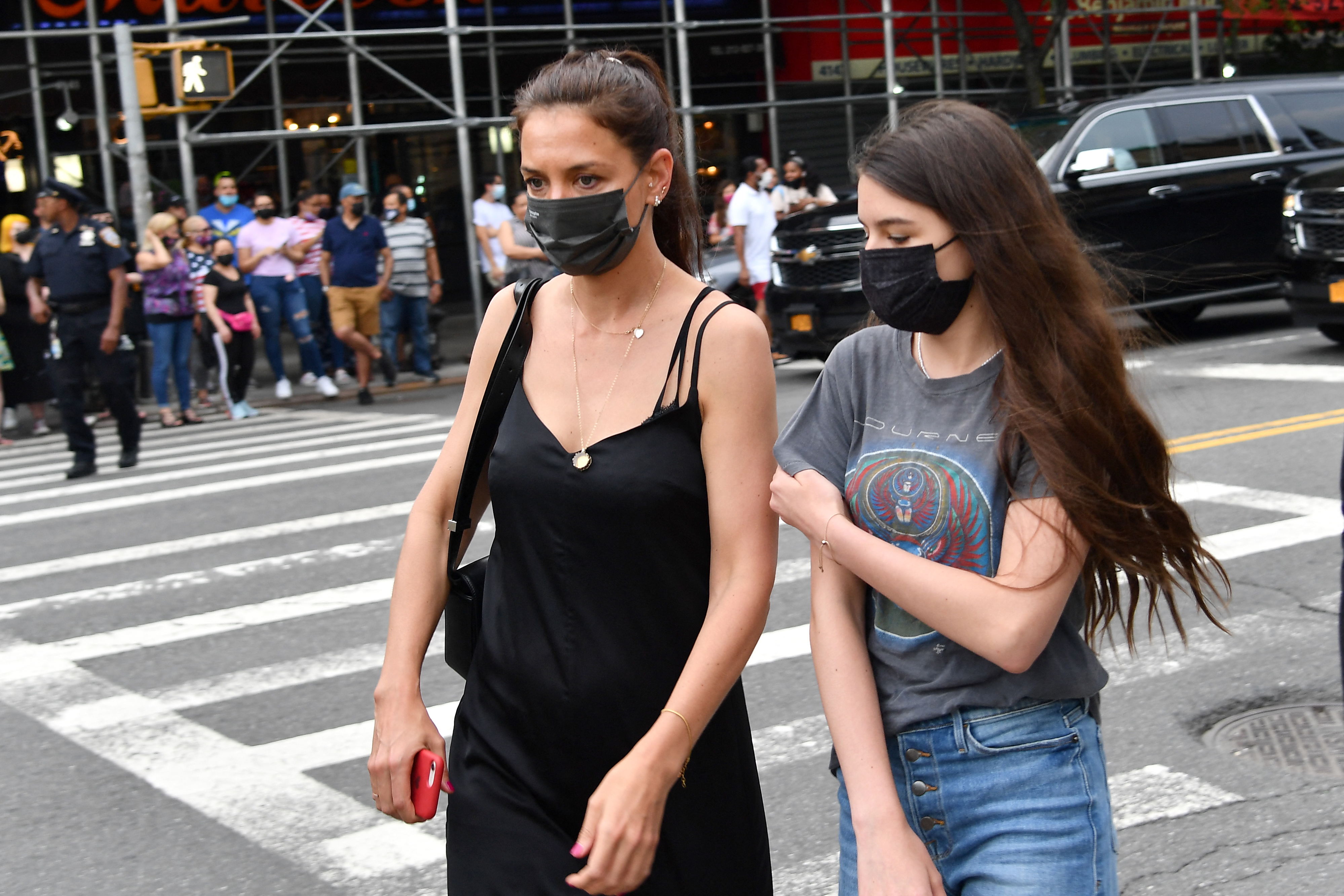 Katie Holmes und Tochter Suri Cruise am 9. Juni 2021 in New York City. | Quelle: Getty Images
