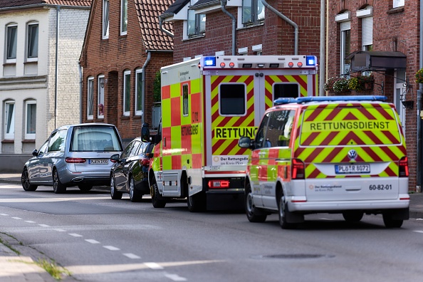 Ein Leichenwagen am Tatort in Preetz, 6. August 2026. | Quelle: Getty Images