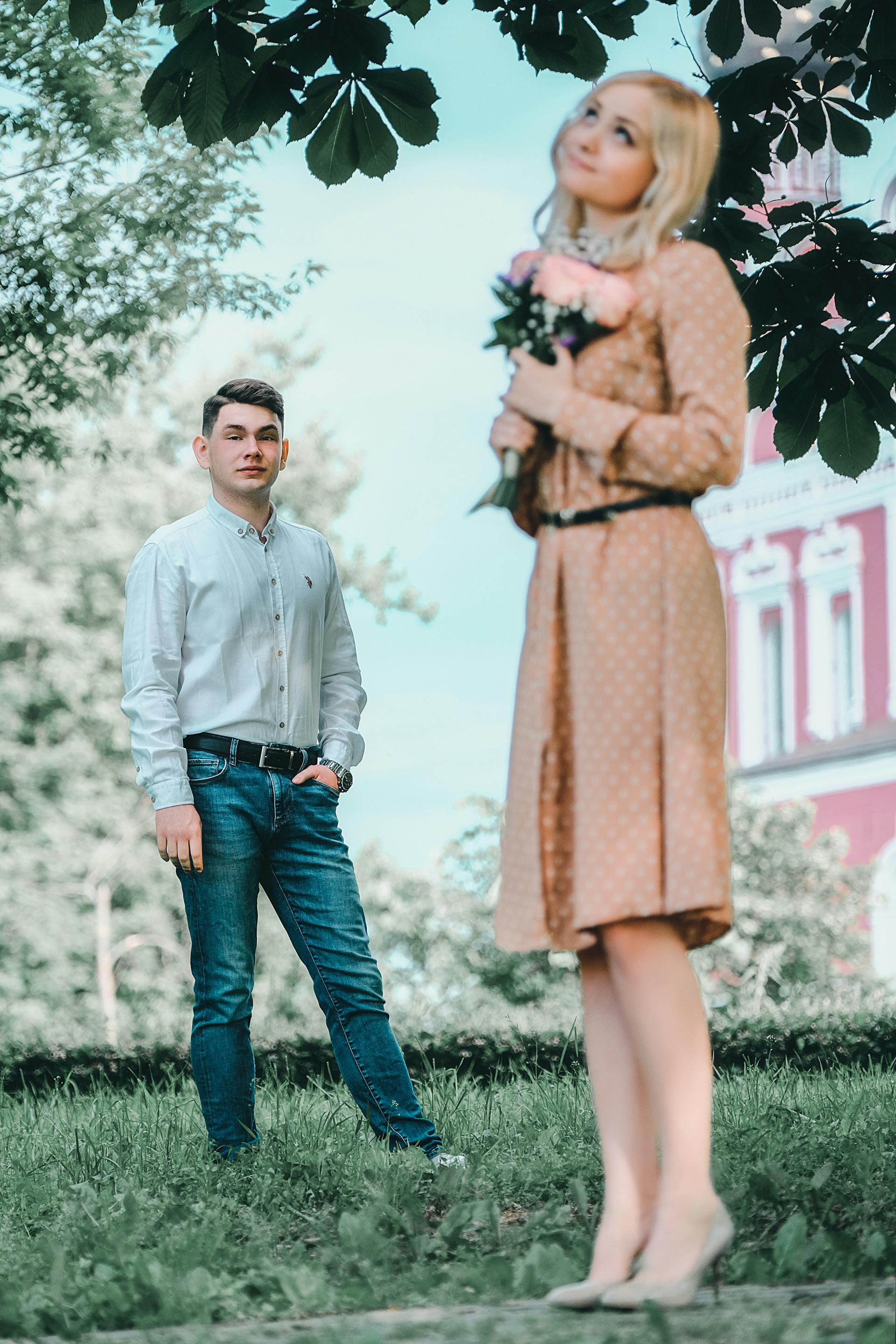 Ein Mann starrt eine Frau mit einem launischen Gesichtsausdruck an | Quelle: Pexels
