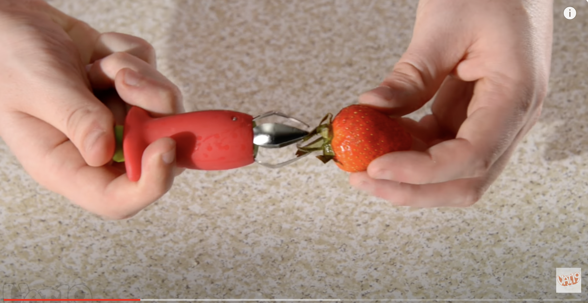 Ein Stielentferner entfernt den Stiel einer Erdbeere. | Quelle: Youtube/Vat19