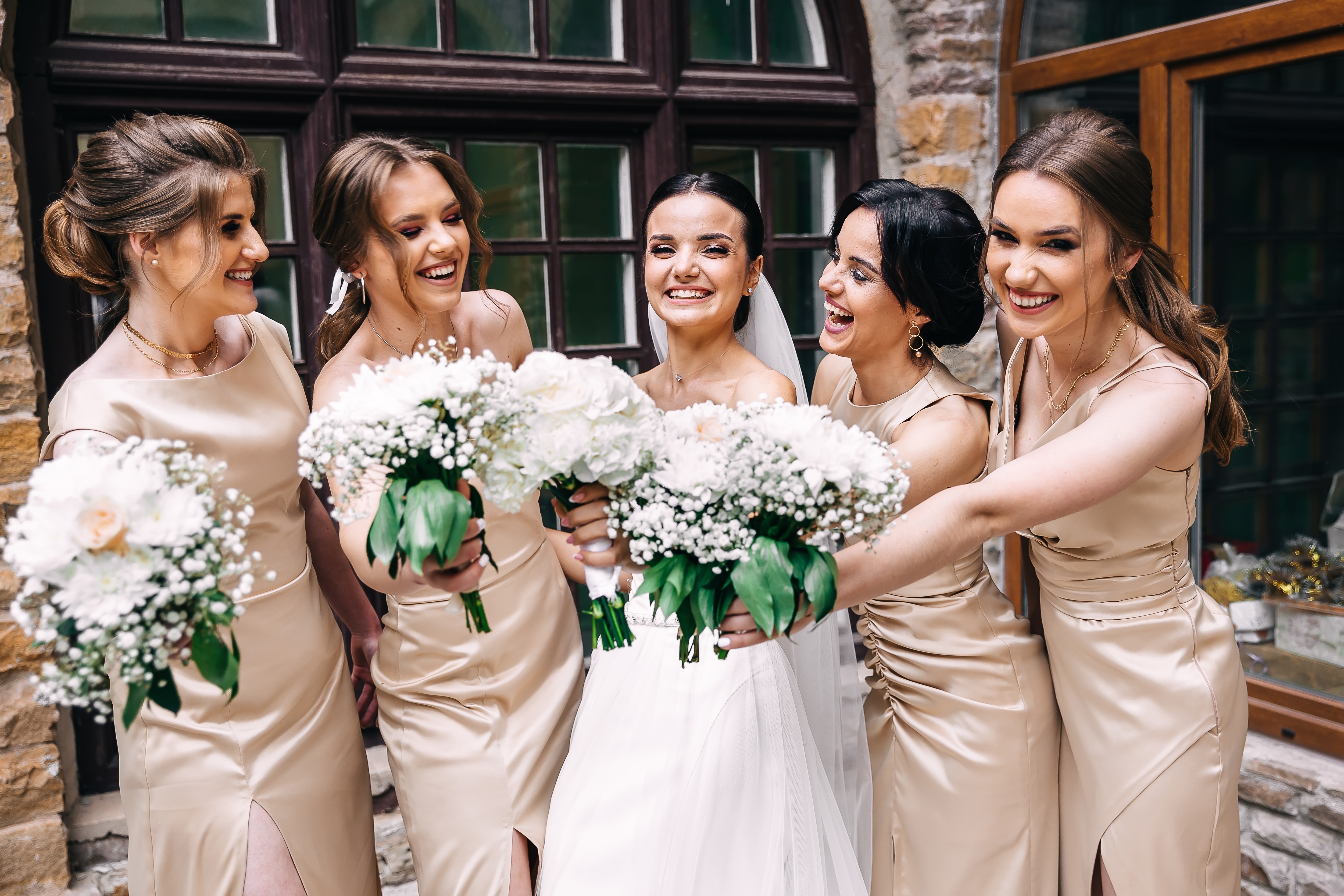 Eine glückliche Hochzeitsgesellschaft posiert für ein Foto | Quelle: Shutterstock