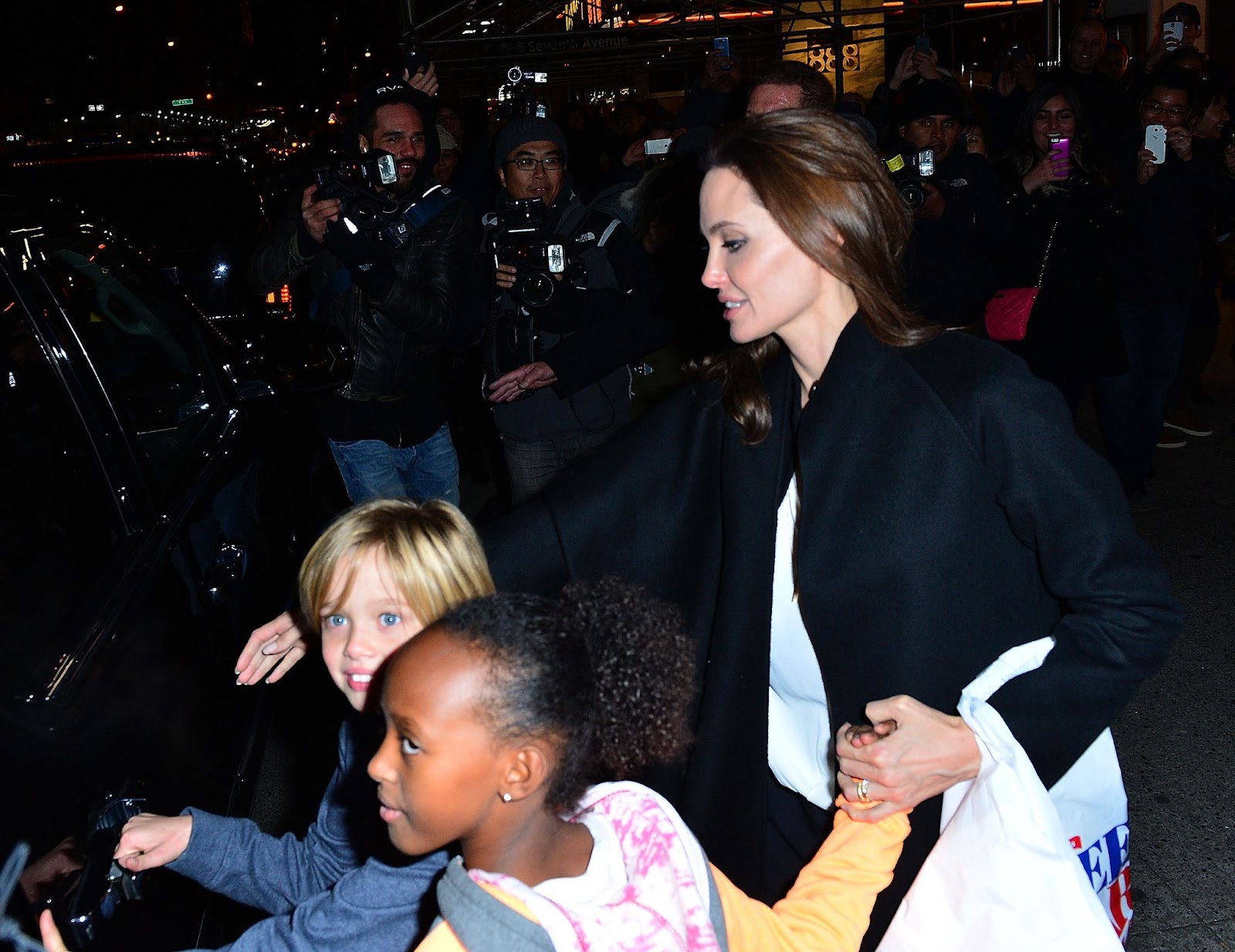 Angelina Jolie mit Zahara und Shiloh in Lee's Art Shop in New York am 21. November 2014. | Quelle: Getty Images