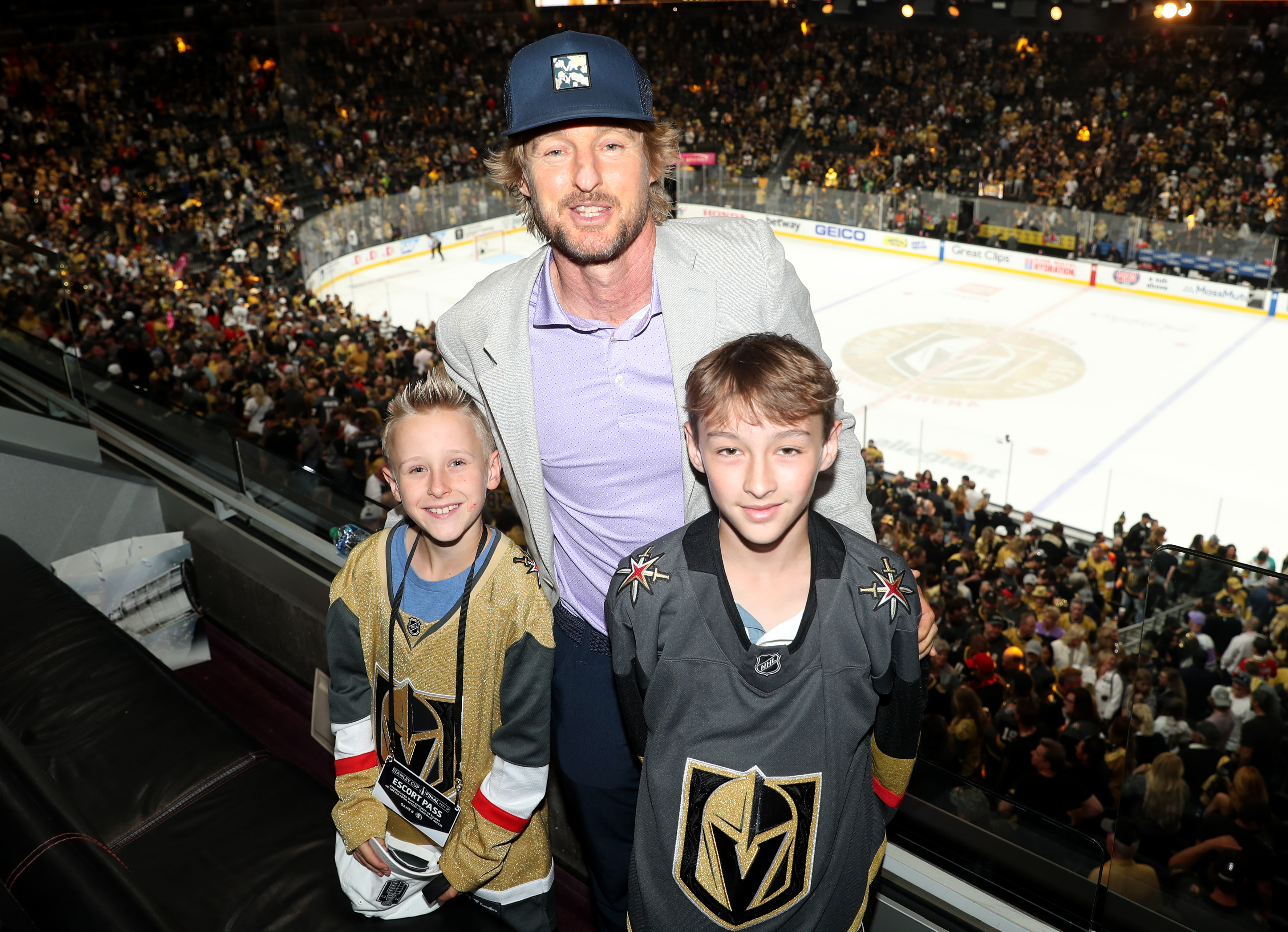 Owen Wilson und seine Söhne Ford und Finn besuchen Spiel fünf des NHL Stanley Cup Finales 2023 zwischen den Vegas Golden Knights und den Florida Panthers am 13. Juni 2023 | Quelle: Getty Images