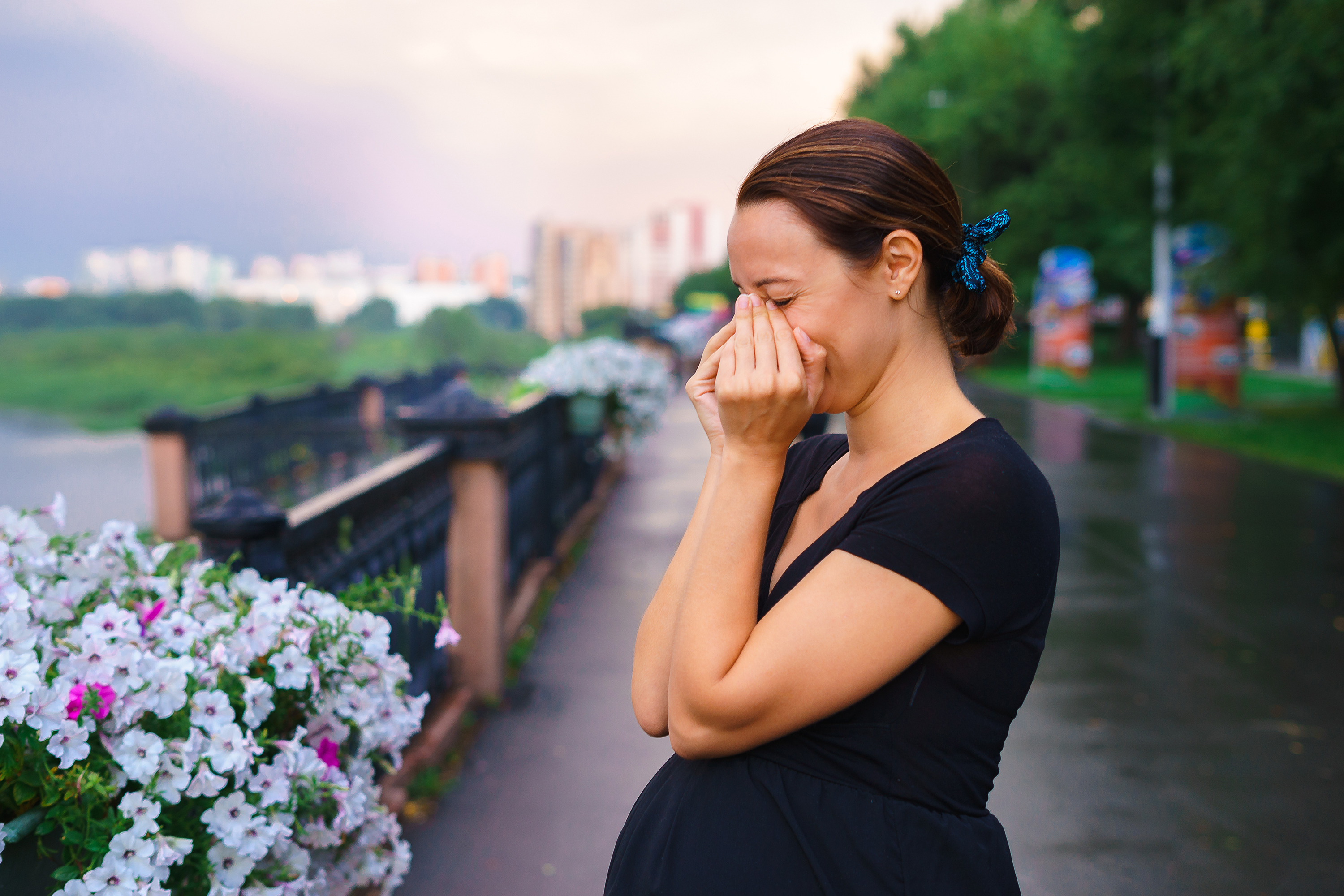Eine schwangere Frau steht am Kai und weint | Quelle: Shutterstock