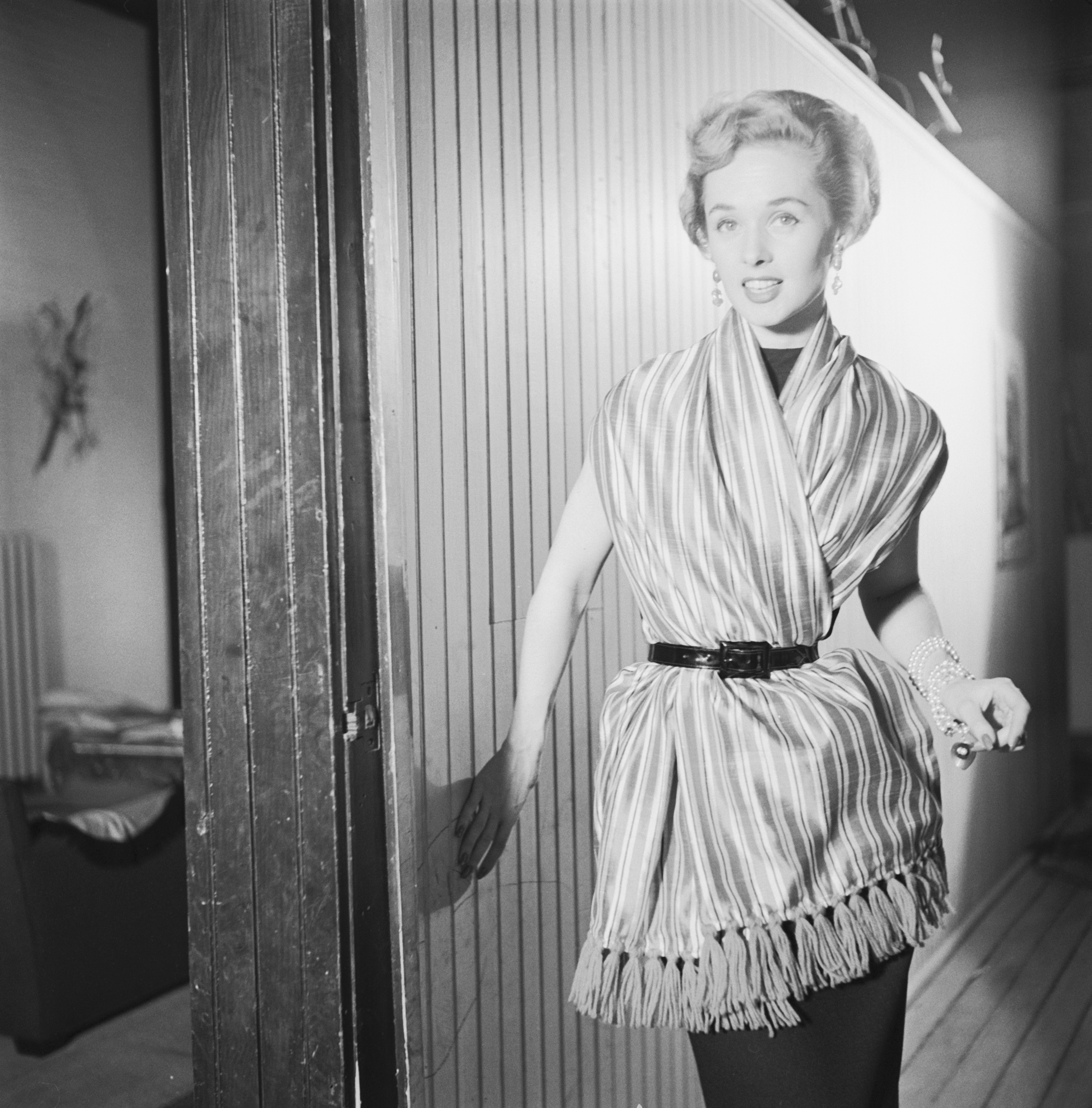 Tippi Hedren modelliert ein Abendkleid im Jahr 1954. | Quelle: Getty Images