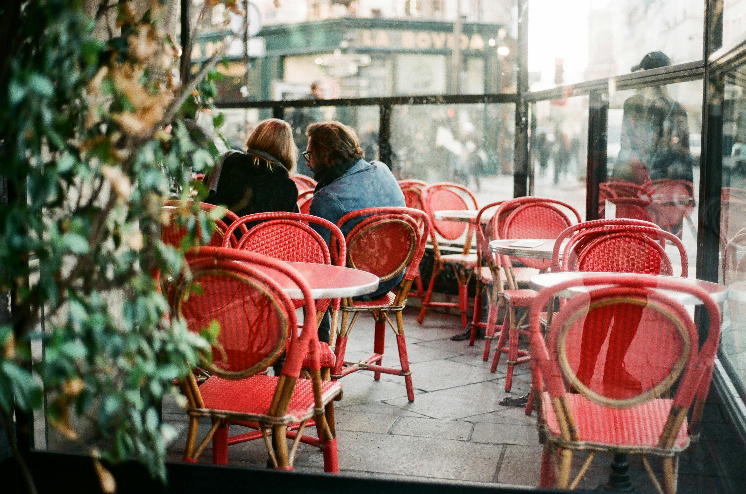 Ein Paar in einem Restaurant | Quelle: Pexels