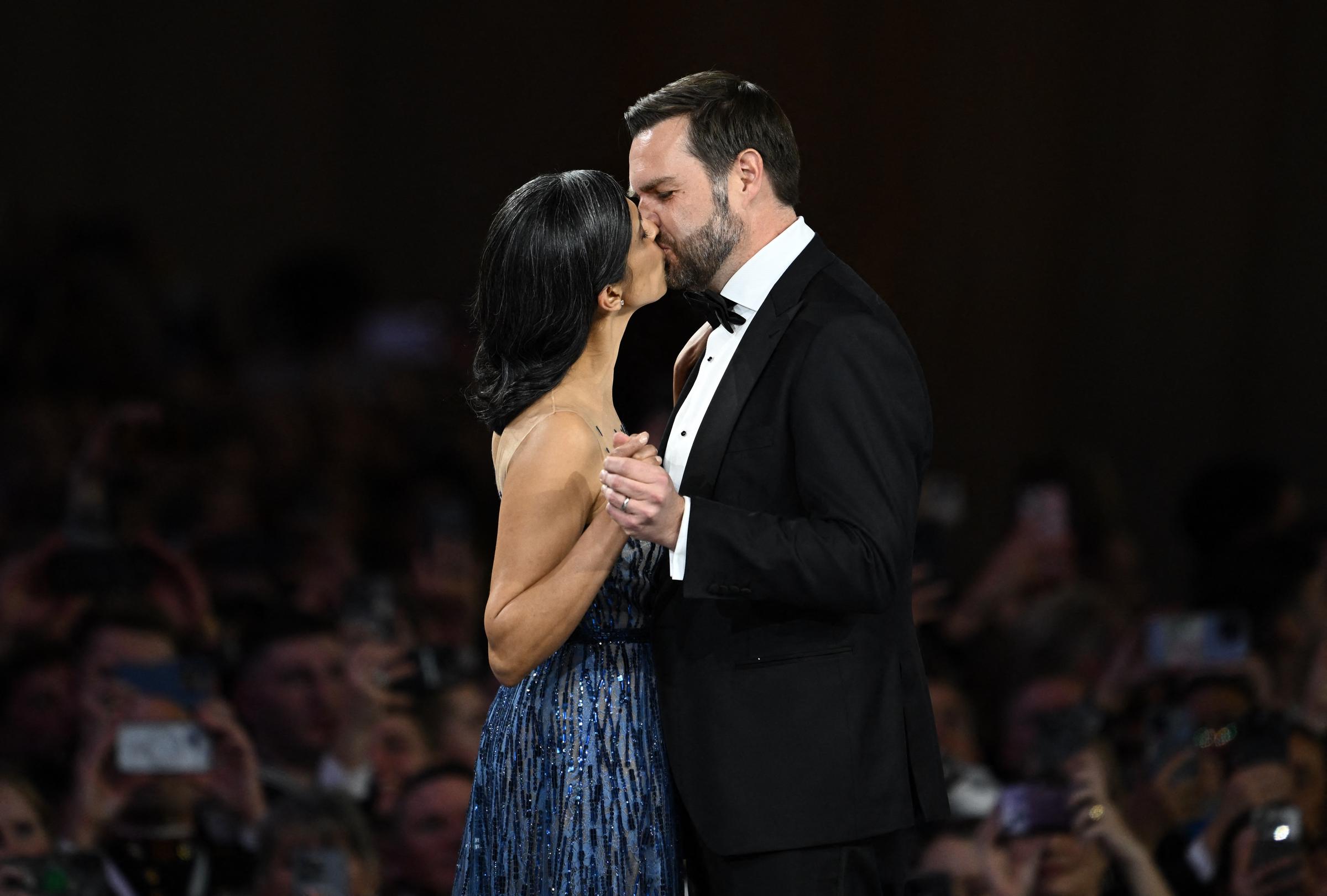 US-Vizepräsident J.D. Vance und seine Frau Usha küssen sich beim Tanzen während des Commander-In-Chief-Inaugurationsballs | Quelle: Getty Images