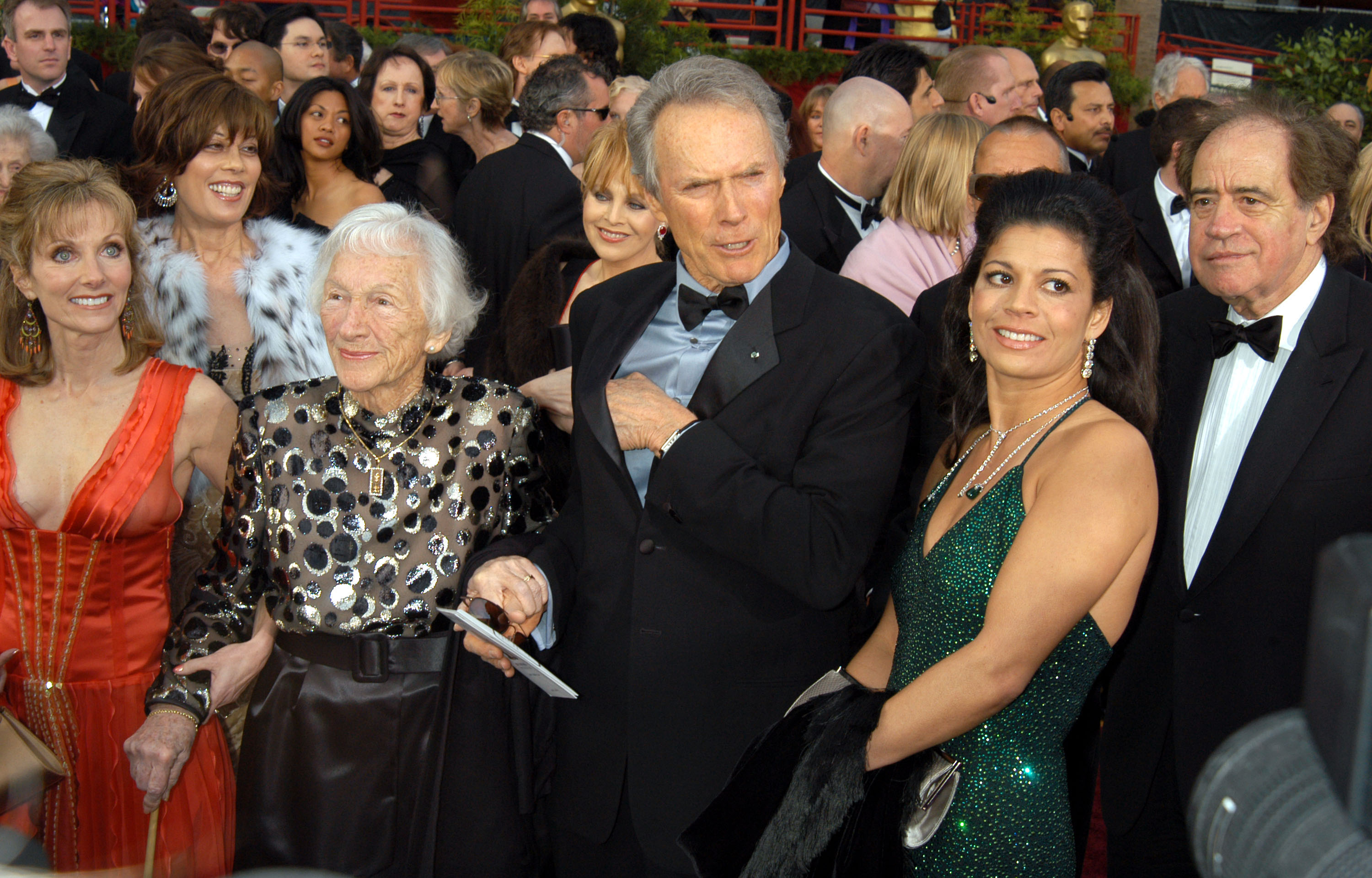 Laurie Murray, Clint Eastwoods Mutter Ruth Wood, Clint Eastwood und Dina Eastwood bei den 76th Annual Academy Awards am 29. Februar 2004 in Hollywood, Kalifornien. | Quelle: Getty Images