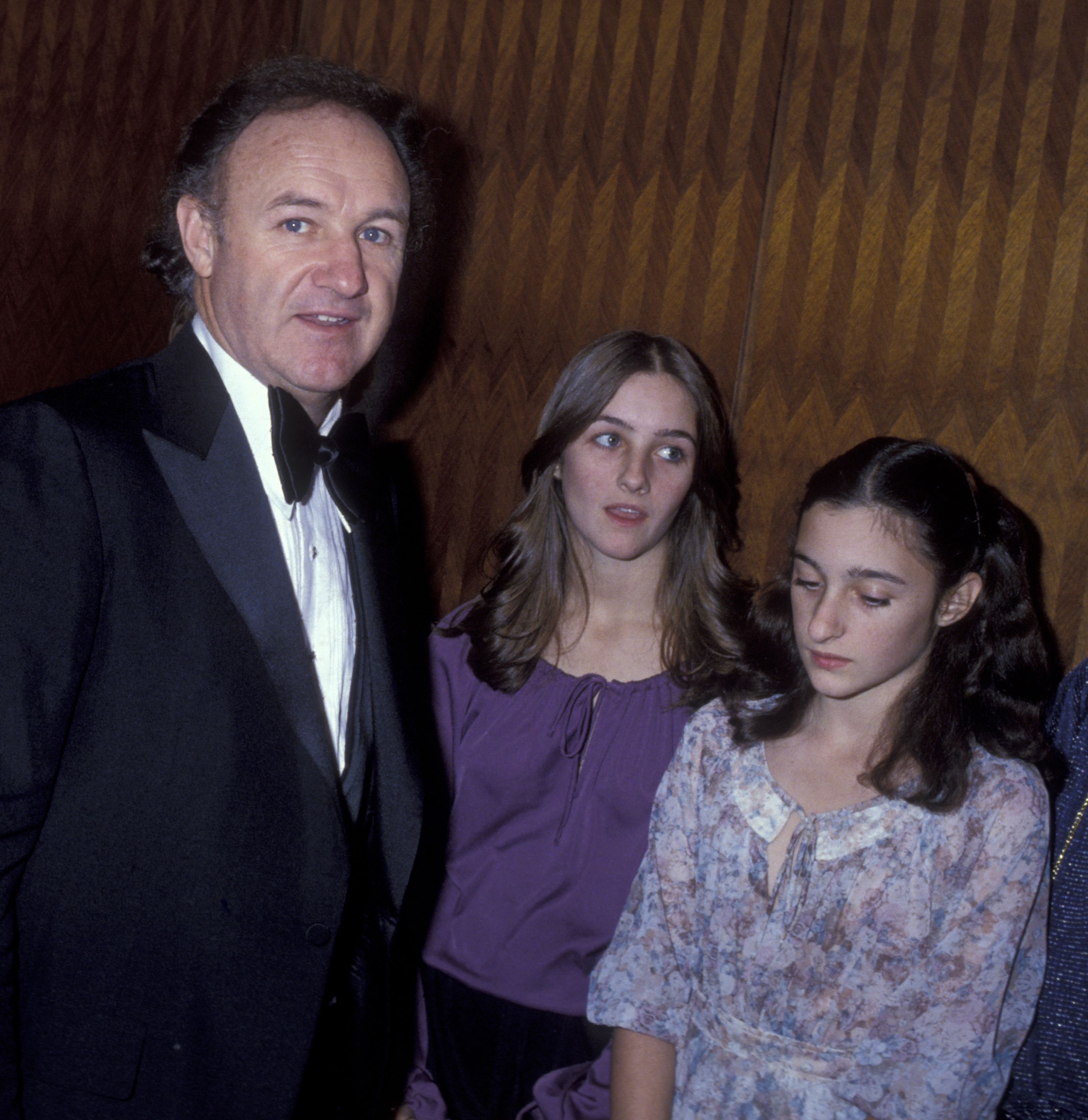 Der Schauspieler Gene Hackman und seine Töchter Elizabeth Hackman und Leslie Hackman besuchen die Vorführung von „Superman“ am 10. Dezember 1978 im Kennedy Center in Washington, D.C. | Quelle: Getty Images