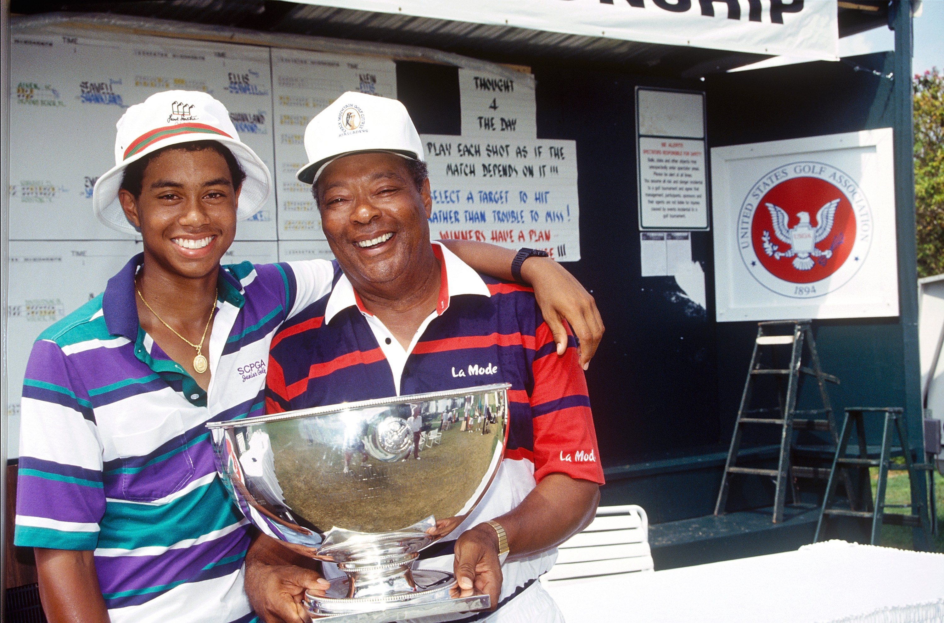 Tiger Woods und sein Vater Earl feiern Tigers Sieg bei den USGA Junior Amateur Championships 1991 in Orlando, Florida, am 28. Juli 1991. | Quelle: Getty Images