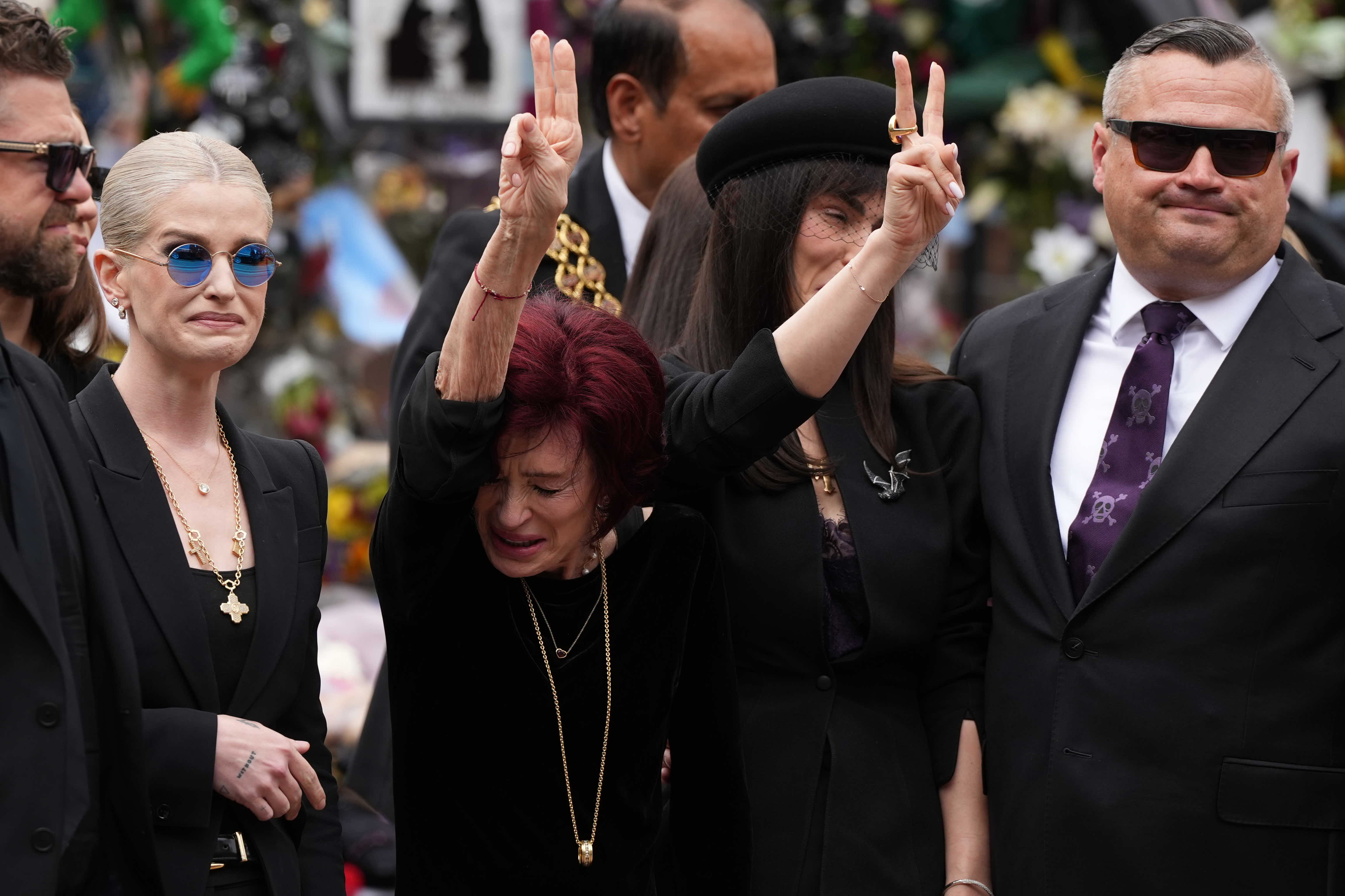 Die Familie Osbourne bedankt sich bei den Menschen, die sich bei der Trauerfeier für Ozzy Osbourne am 30. Juli 2025 in Birmingham, England, versammelt haben. | Quelle: Getty Images