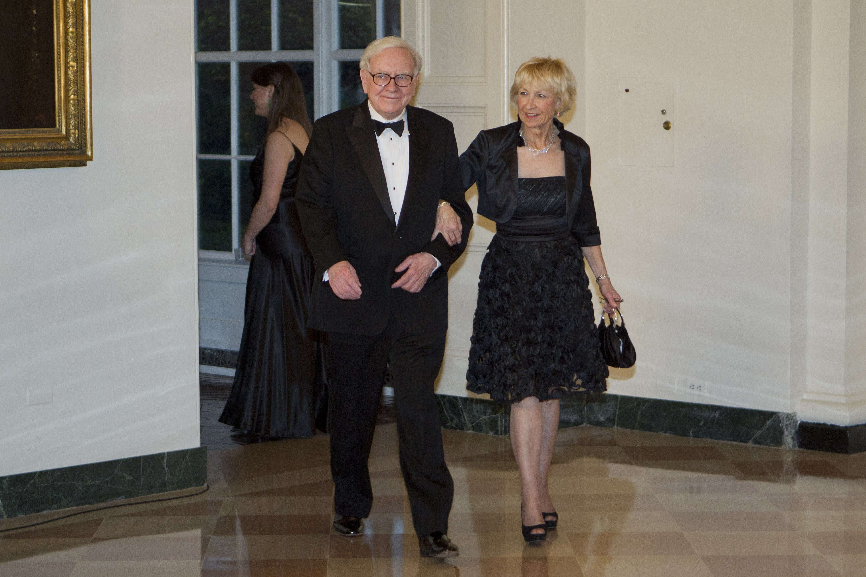 Warren und Astrid Buffett kommen am 14. März 2012 zu einem Staatsdinner im Weißen Haus in Washington, D.C., an. | Quelle: Getty Images