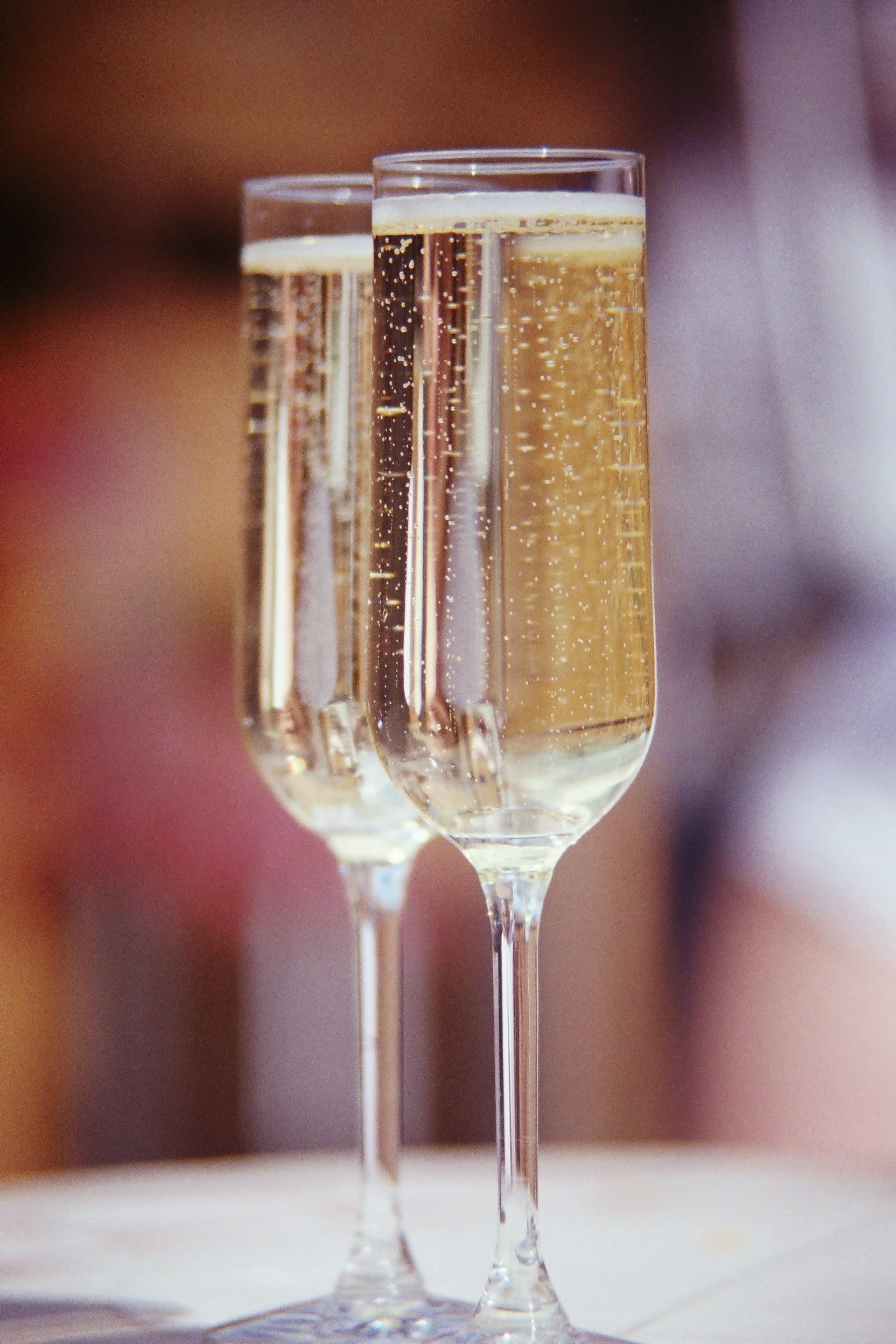Zwei Gläser Champagner | Quelle: Unsplash