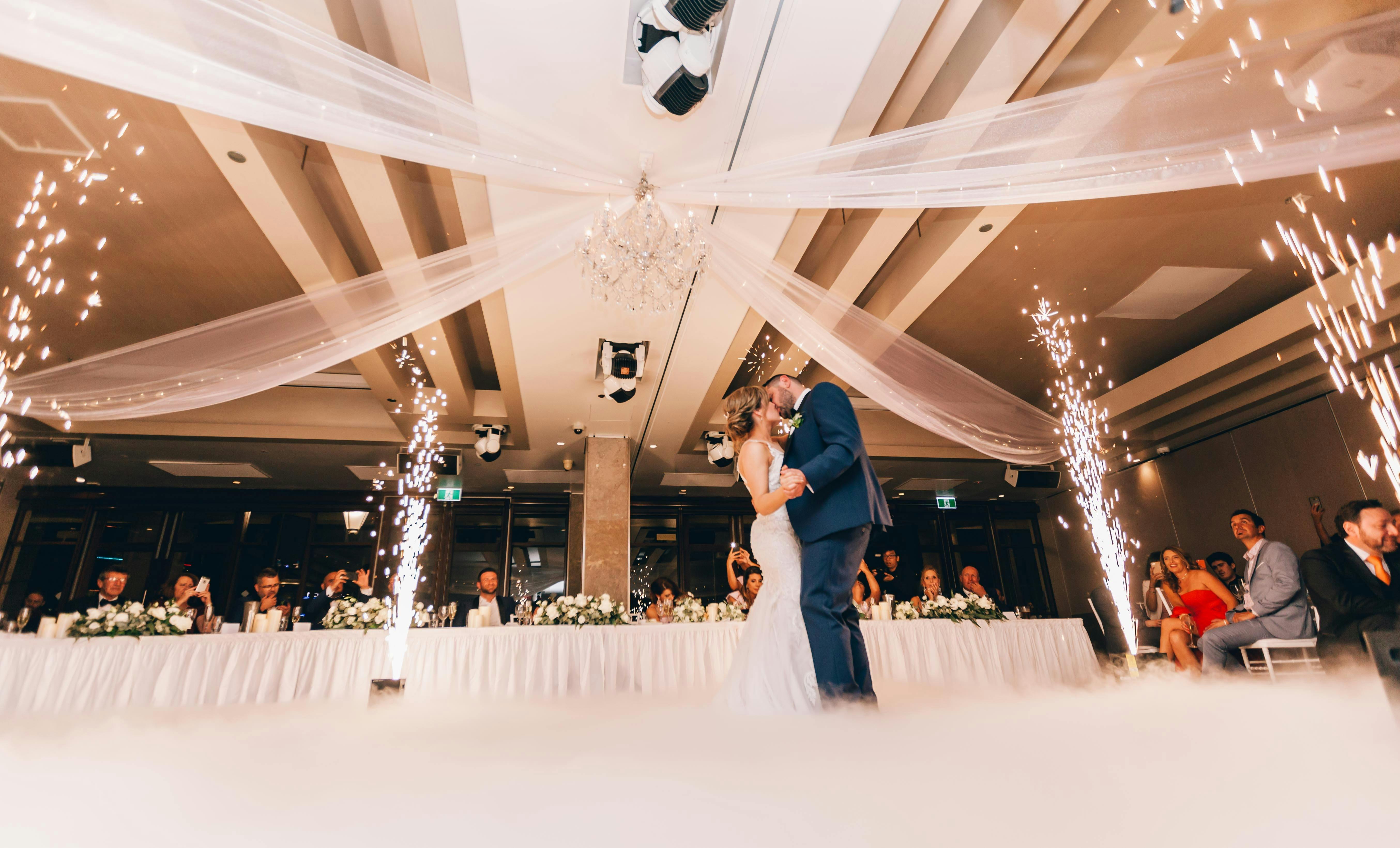Ein tanzendes Paar an seinem Hochzeitstag | Quelle: Getty Images