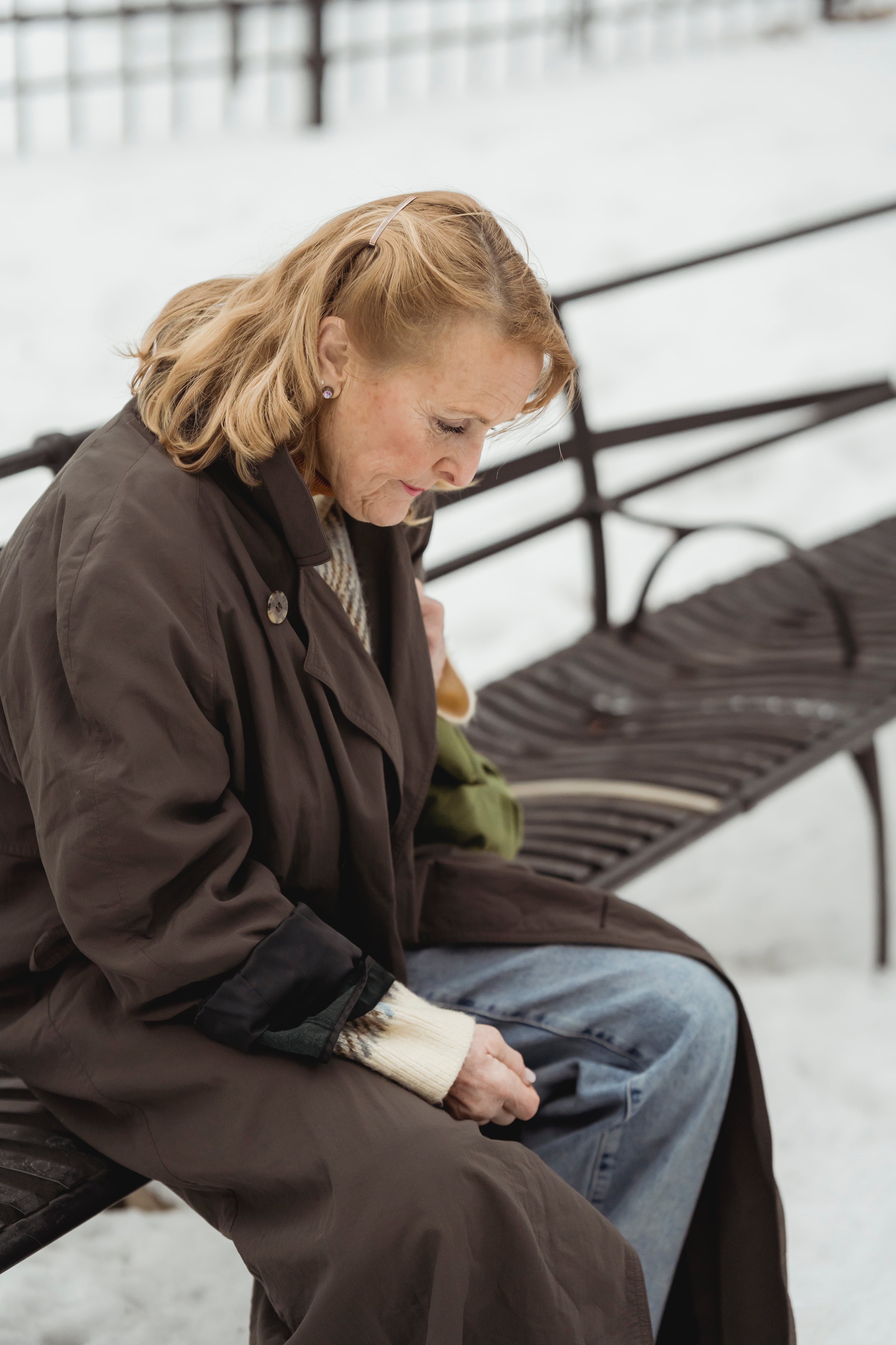 Eine ältere Frau, die deprimiert auf einer Bank sitzt | Quelle: Pexels