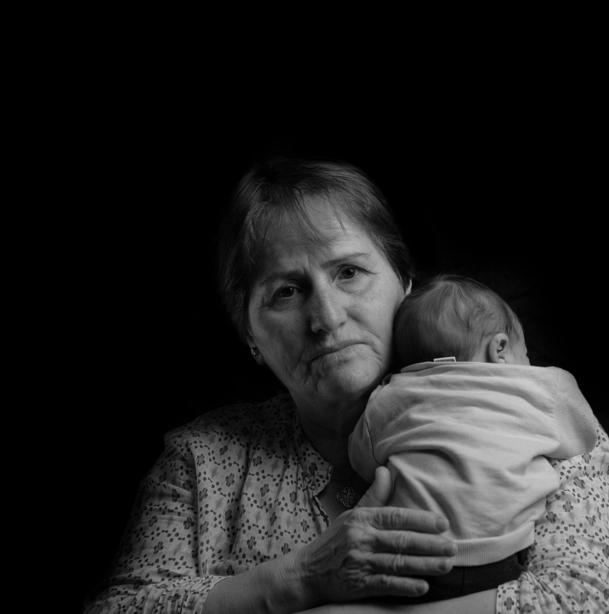 Eine Frau hält ein Baby | Quelle: Pexels
