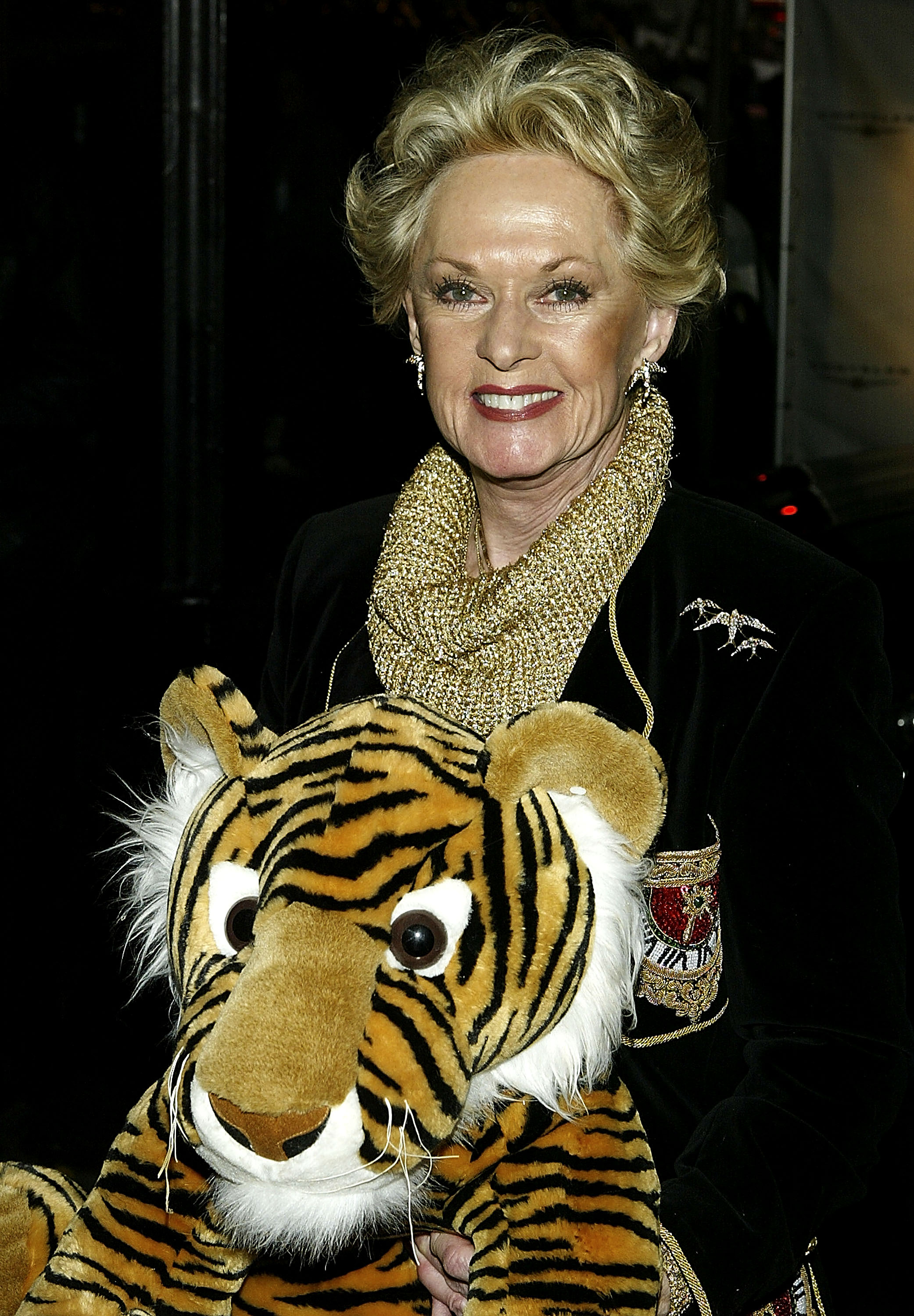 Tippi Hedren posiert für ein Foto vor dem Start der 72nd Annual Hollywood Christmas Parade in Los Angeles, Kalifornien, am 30. November 2003. | Quelle: Getty Images