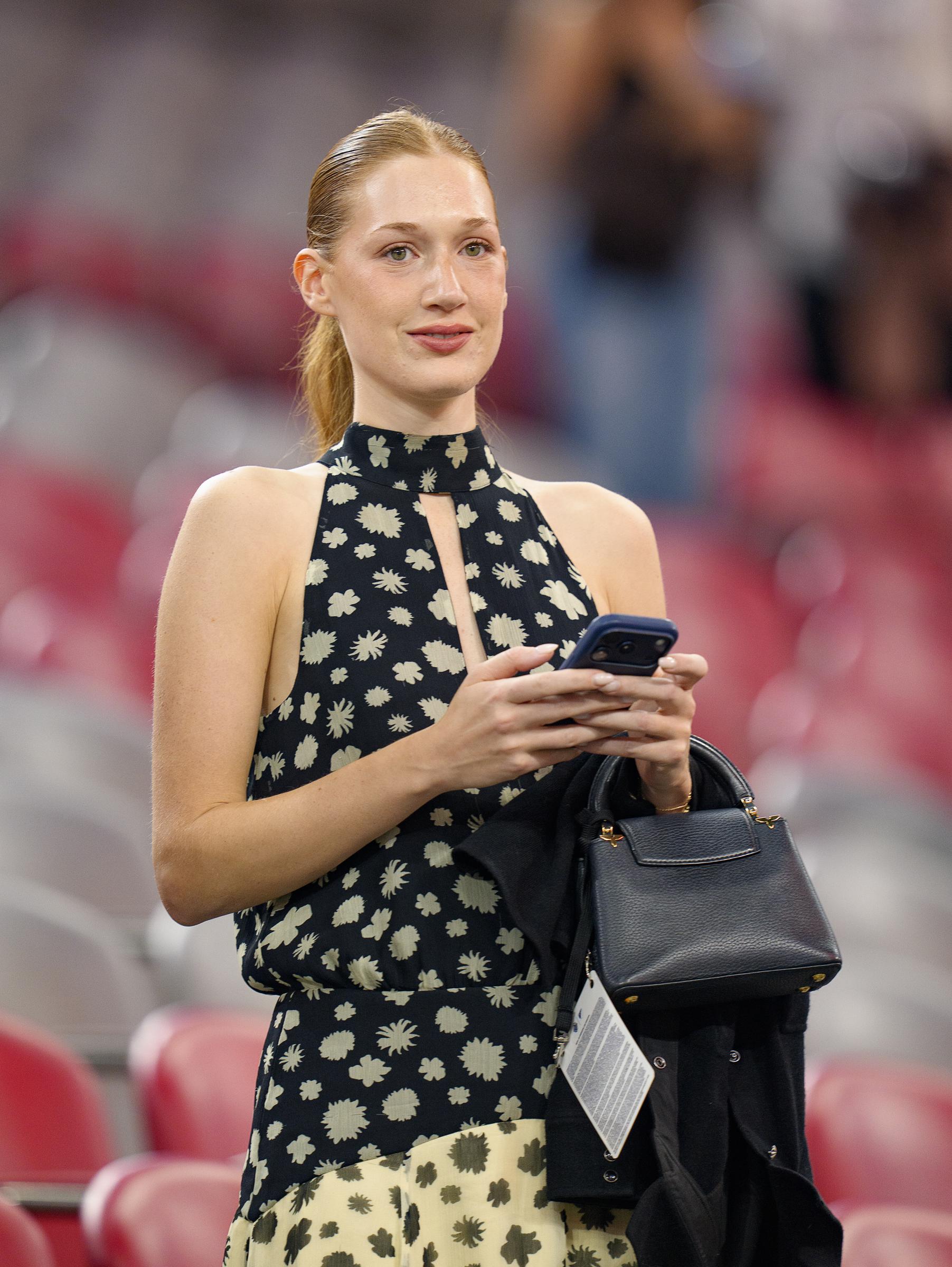 Eve Rose Bitbol unterstützt Thomas Müller am 19. August 2026 von der Tribüne aus bei seinem Spiel | Quelle: Getty Images