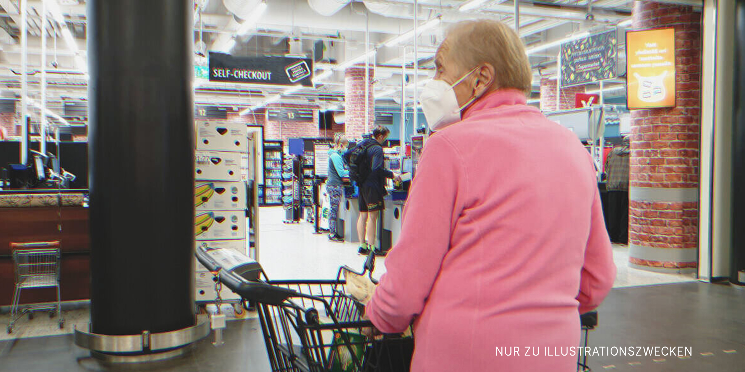 Eine ältere Dame vor einem Einkaufszentrum | Quelle: Shutterstock